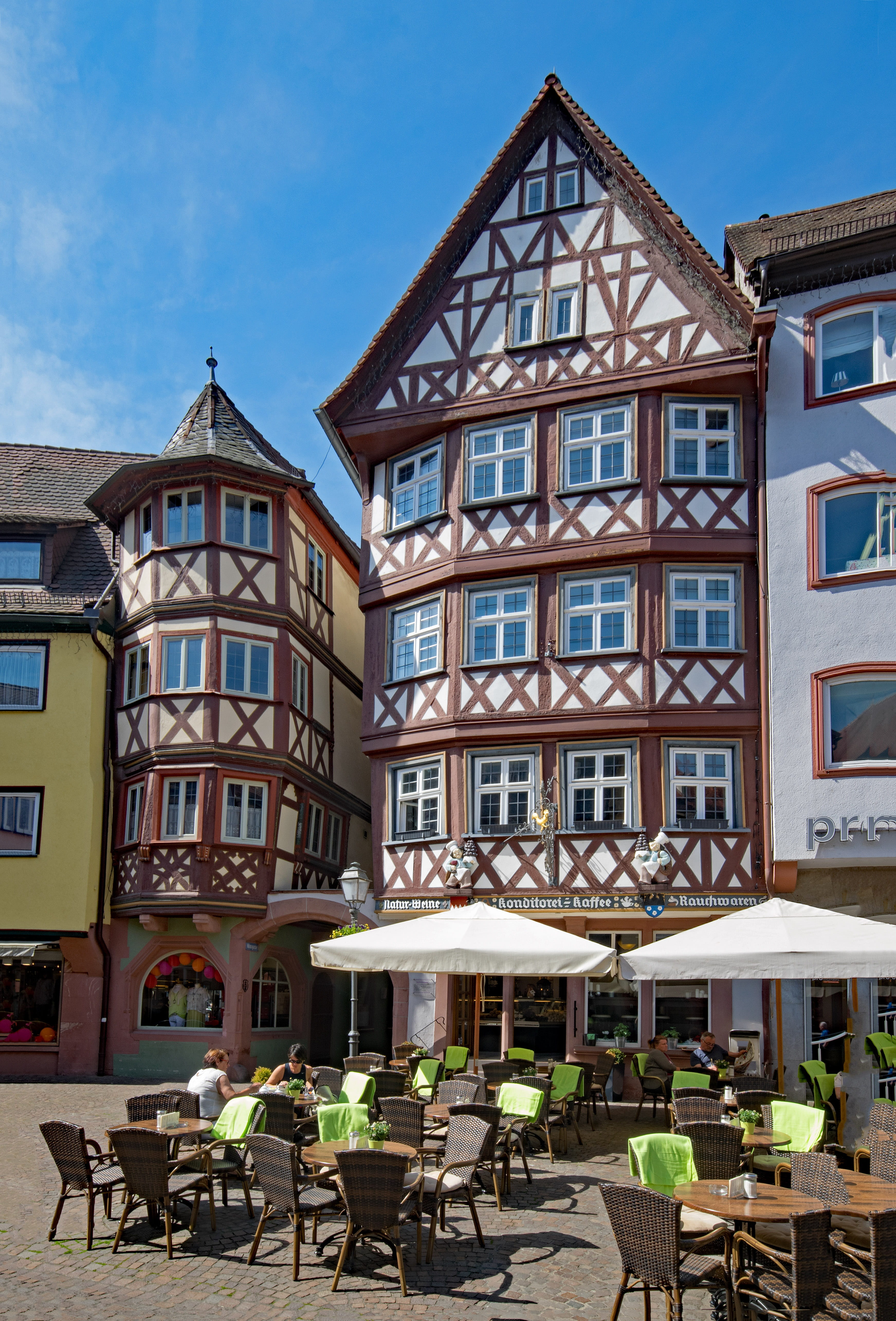 5K, Baden Württemberg, fachwerkhaus, incidental people, restaurant, truss, nature, Germany, day, building exterior, outdoors, residential district, tauber, Phone HD Wallpaper