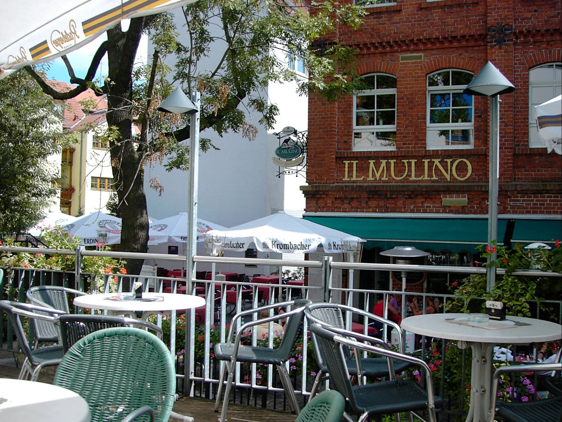 summer, cafe, architecture, chair, building, business, city, tree, day, absence, table, gastronomy, built structure, dining tables, beer garden, outdoors, HD Wallpaper