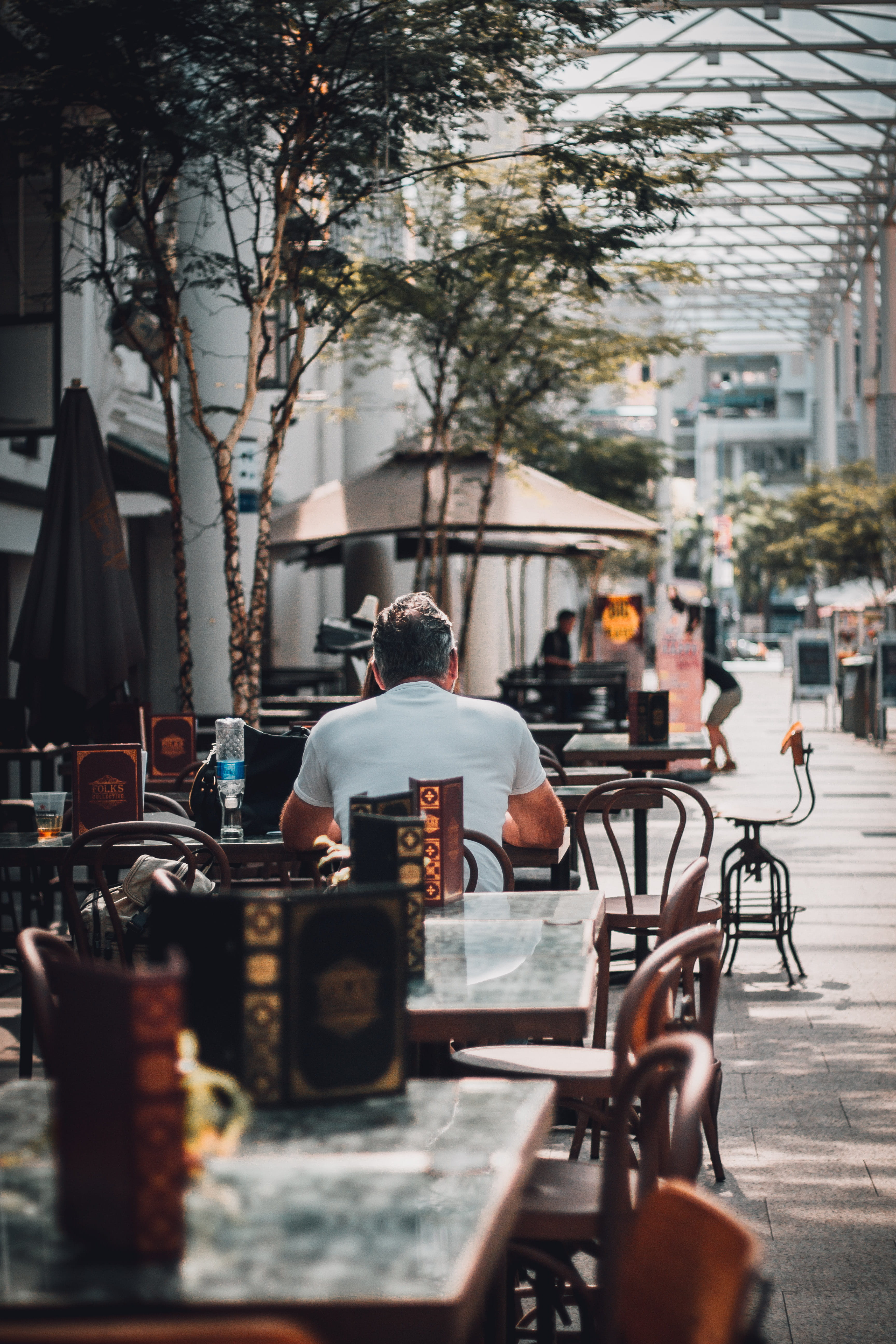 photo, bar, table, architecture, men, street, beside, building, outdoors, city life, plant, incidental people, built structure, man, tree, building exterior, Phone HD Wallpaper