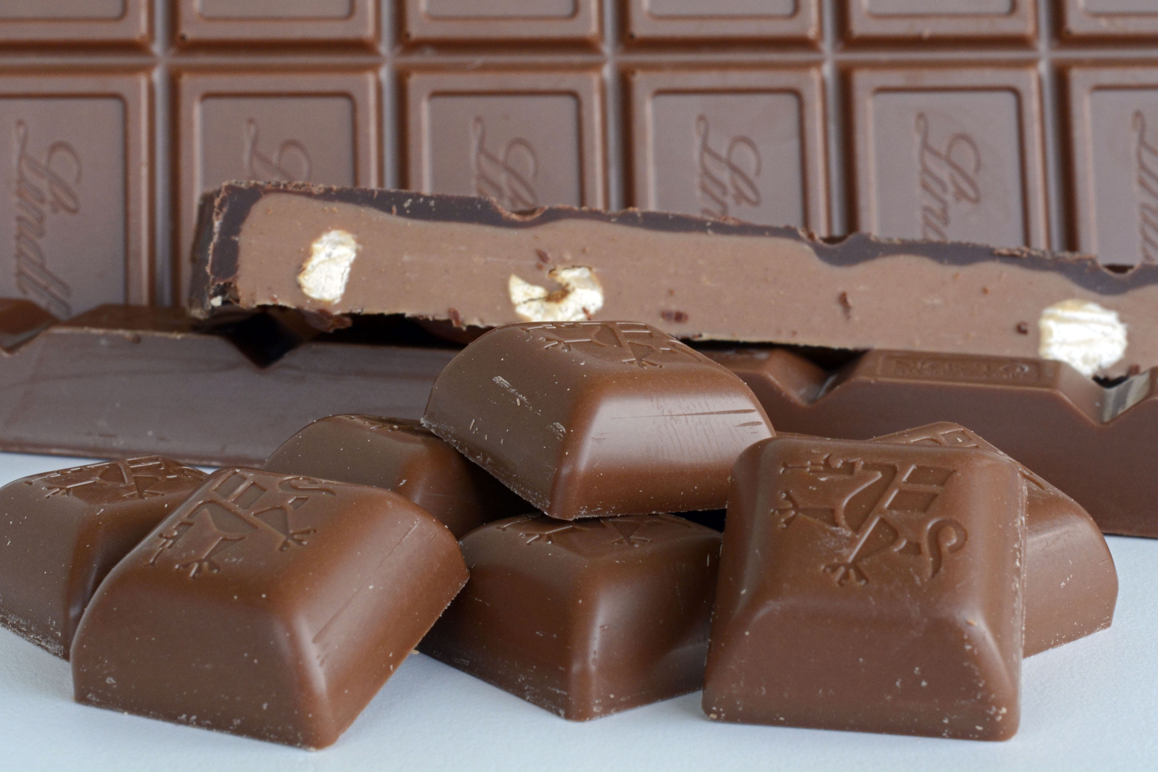 freshness, chocolate bar, no people, versatile, close-up, indoors, candy, lindt chocolate, food, brown, still life, temptation, nuts, delicious, nibble, HD Wallpaper