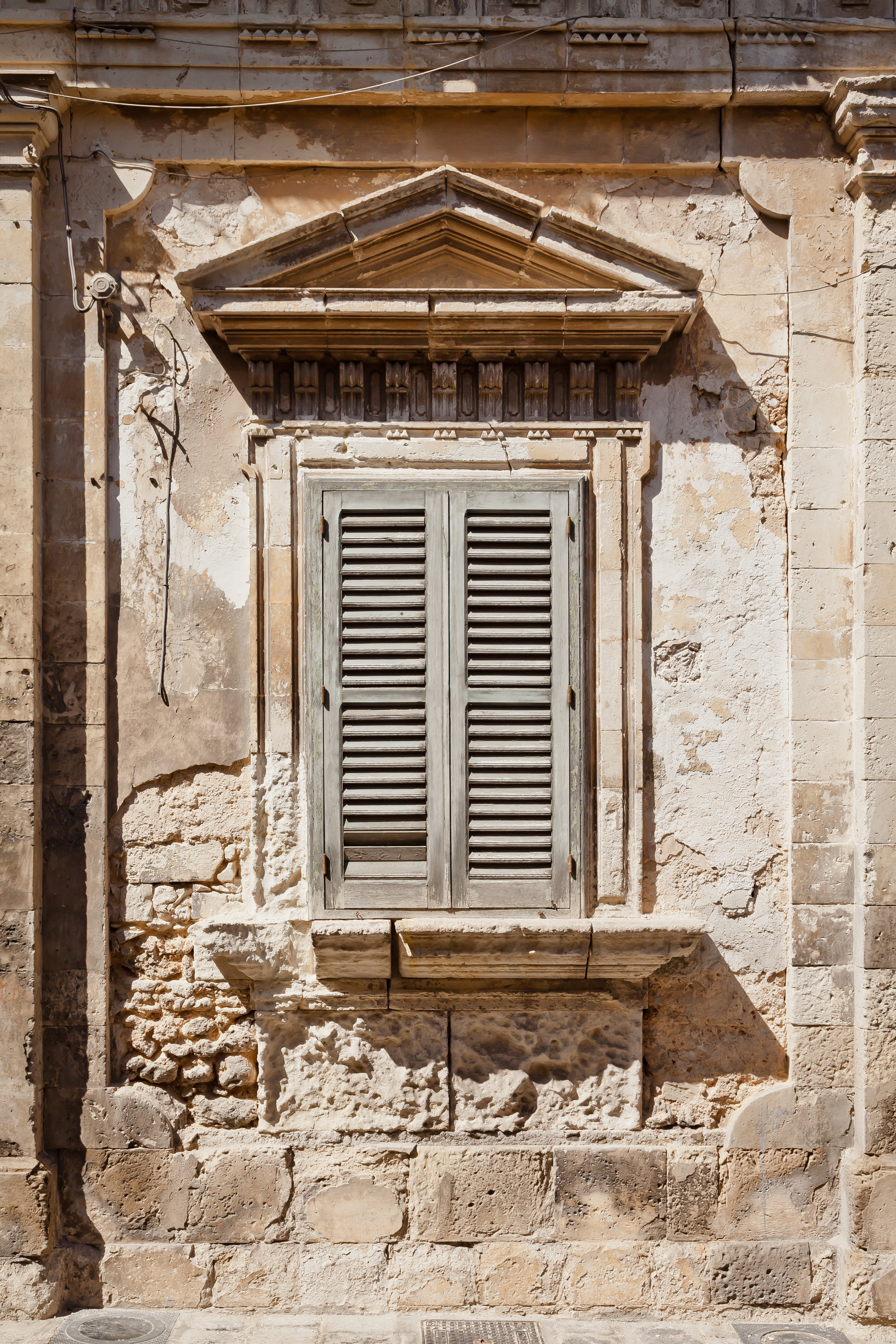 window, architecture, day, facade, wall - building feature, deterioration, run-down, pattern, the past, ragusa ibla, house, outdoors, history, weathered, Phone HD Wallpaper