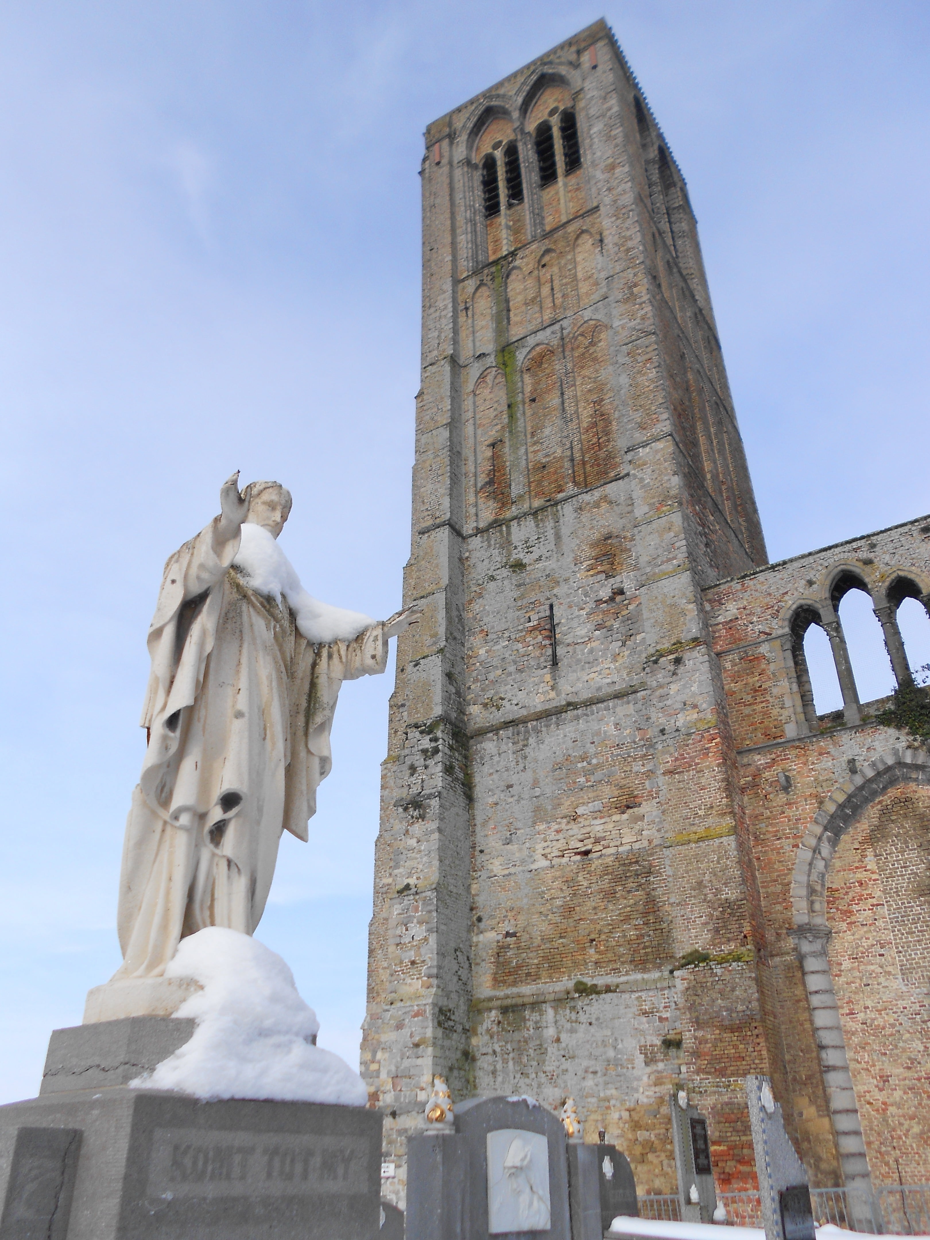 damme, statue, building, the past, church, no people, religion, sky, low angle view, belief, architecture, 4K, heaven, human representation, built structure, Phone HD Wallpaper