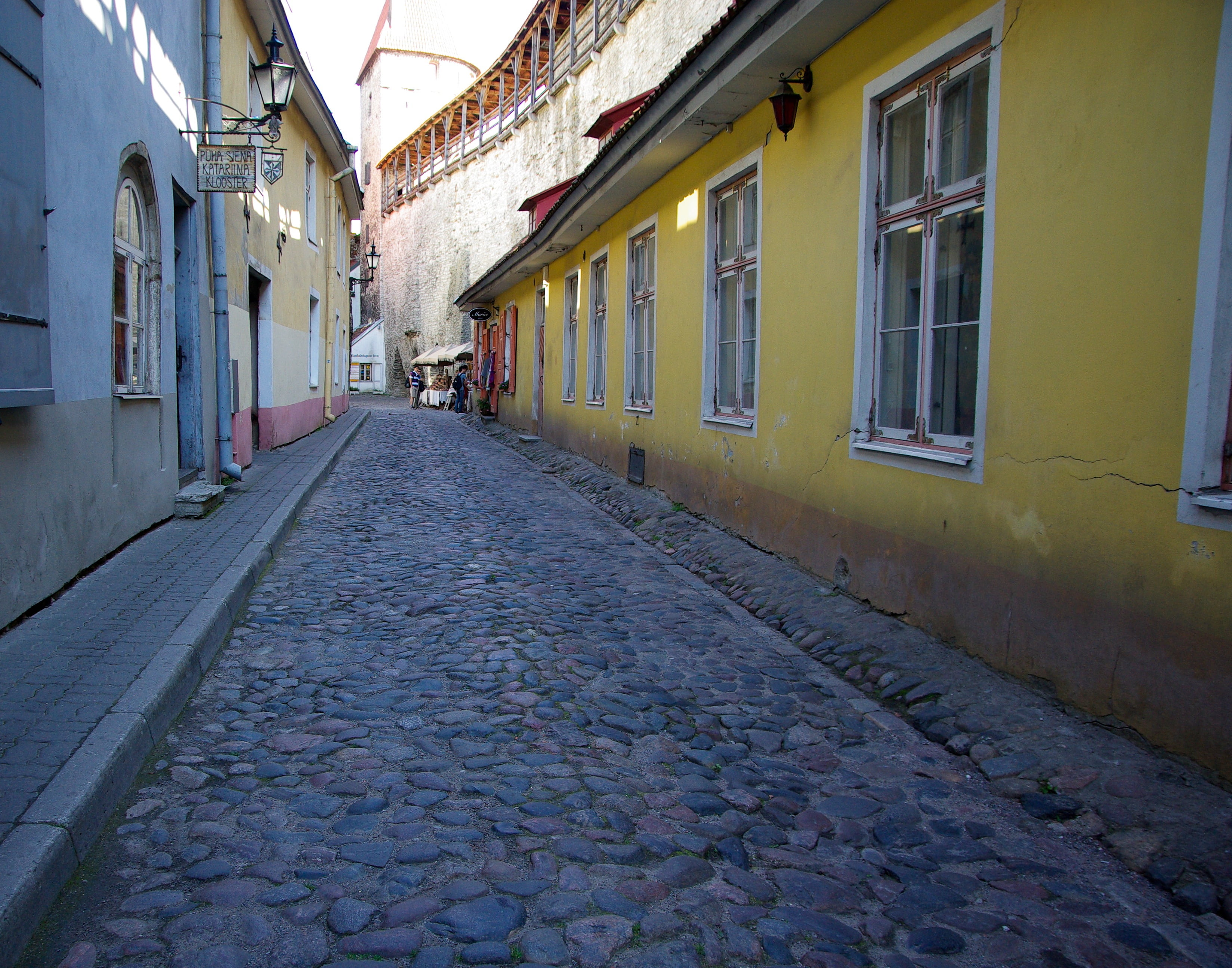 estonia, long, narrow, building exterior, 2K, built structure, pavers, window, the way forward, cobblestone, outdoors, tallinn, architecture, footpath, HD Wallpaper