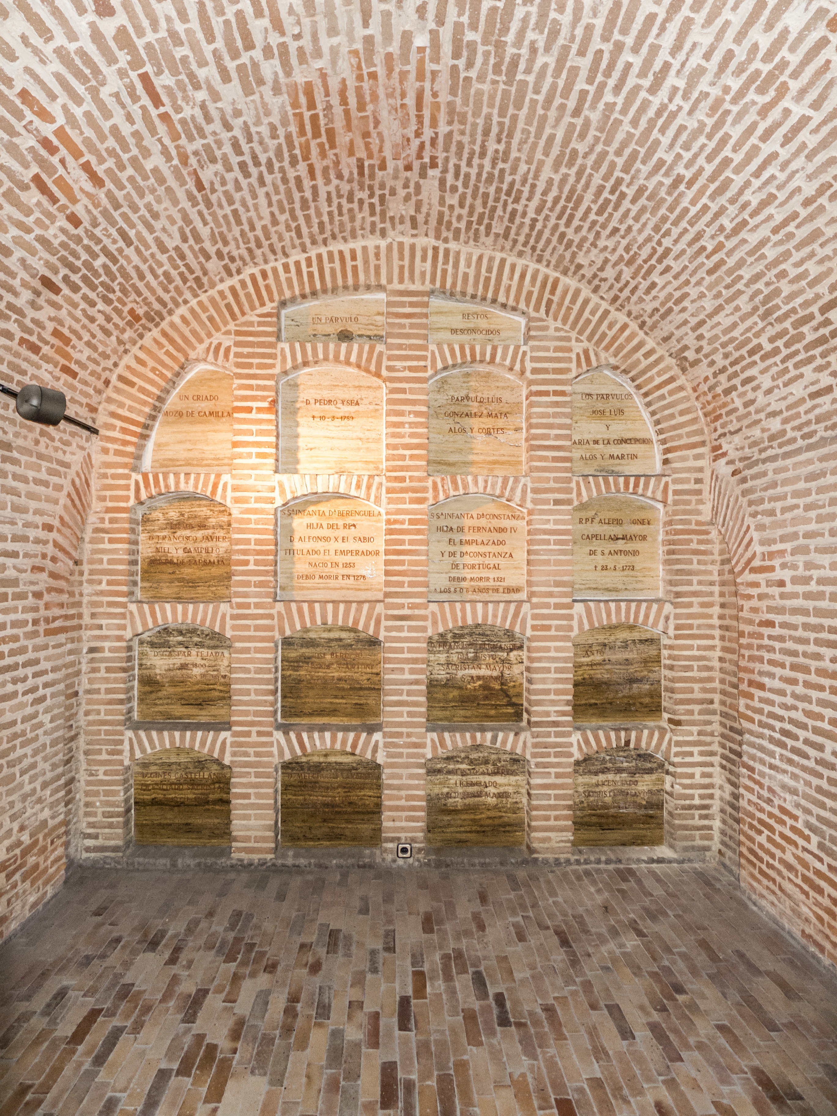 travel destinations, religion, basement, building, spirituality, niches, built structure, history, no people, the past, brick, place of worship, madrid, Phone HD Wallpaper