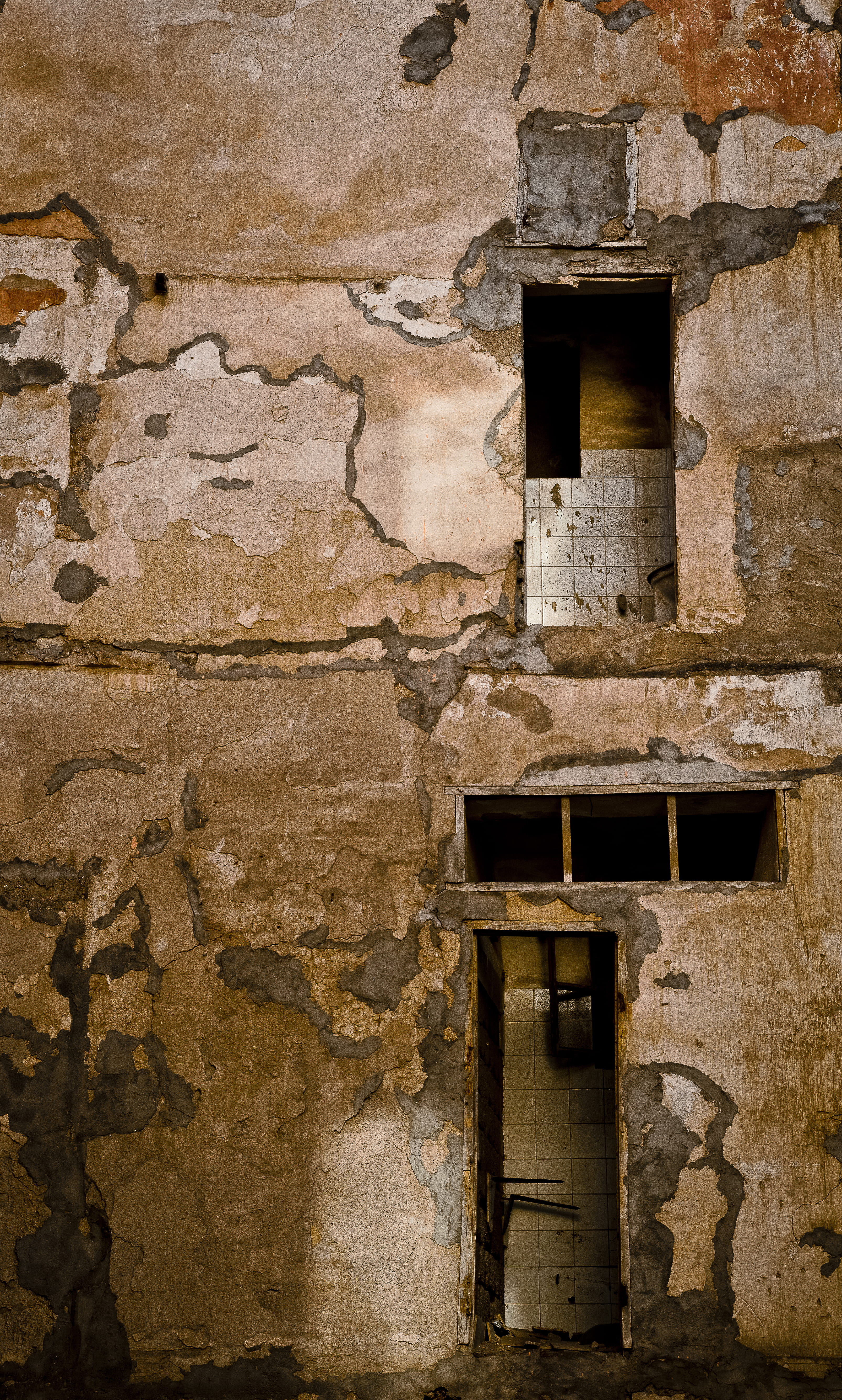 outdoors, low angle view, history, the past, old, weathered, wall, poverty, trash, destruction, day, niche, composition, no people, building, bricks, squat, Phone HD Wallpaper