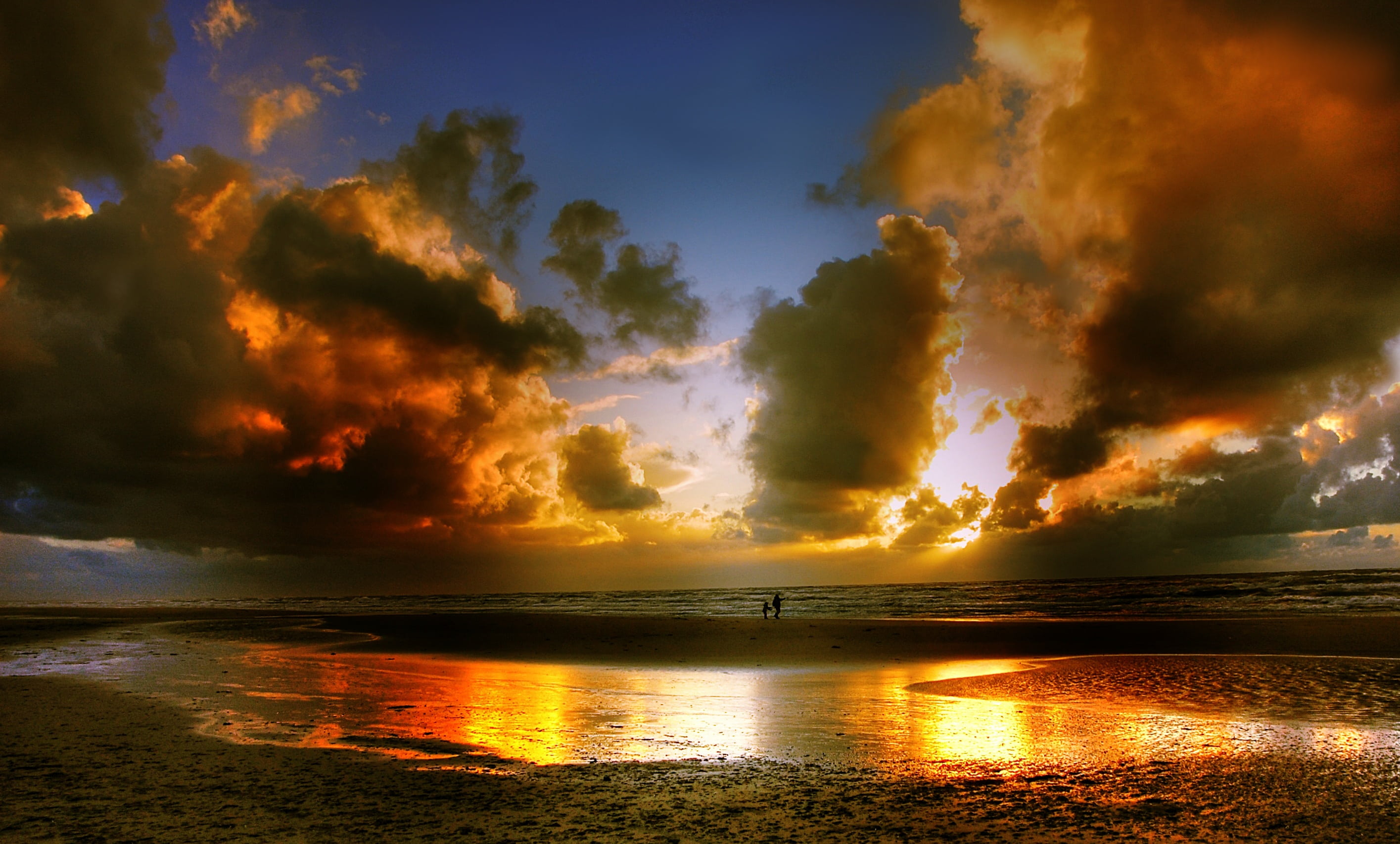 wave, scenics, clouds, sun, back light, cloudy, gold, body, cloud - sky, seascape, 2K, sunset, tranquil scene, summer, dramatic sky, reflection, evening, HD Wallpaper