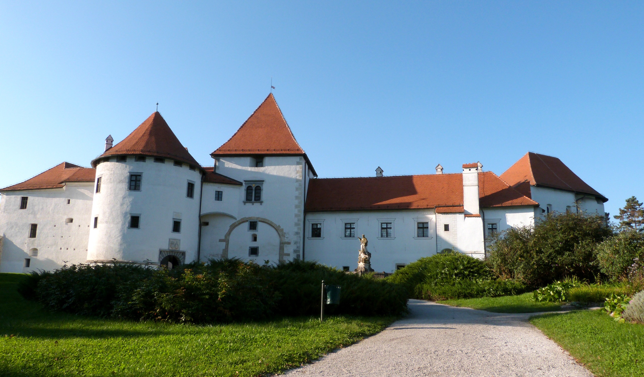 croatia, house, copy space, outdoors, grass, footpath, no people, sky, town, tree, building exterior, old, residential district, varazdin, blue, sunlight, HD Wallpaper