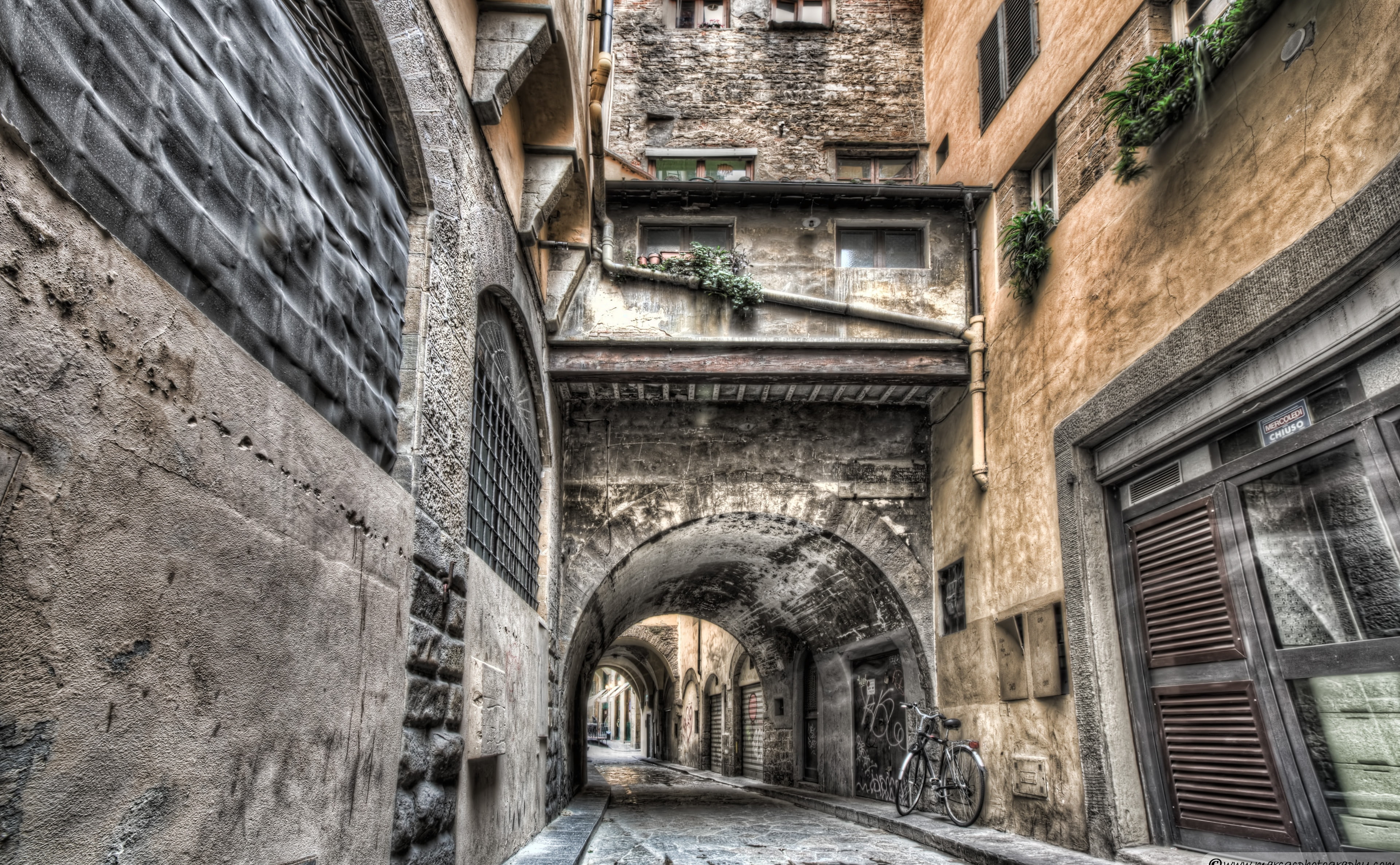 wall - building feature, narrow, Europe, no people, wall, 4K, diminishing perspective, the way forward, city, building exterior, ancient, outdoors, arch, HD Wallpaper