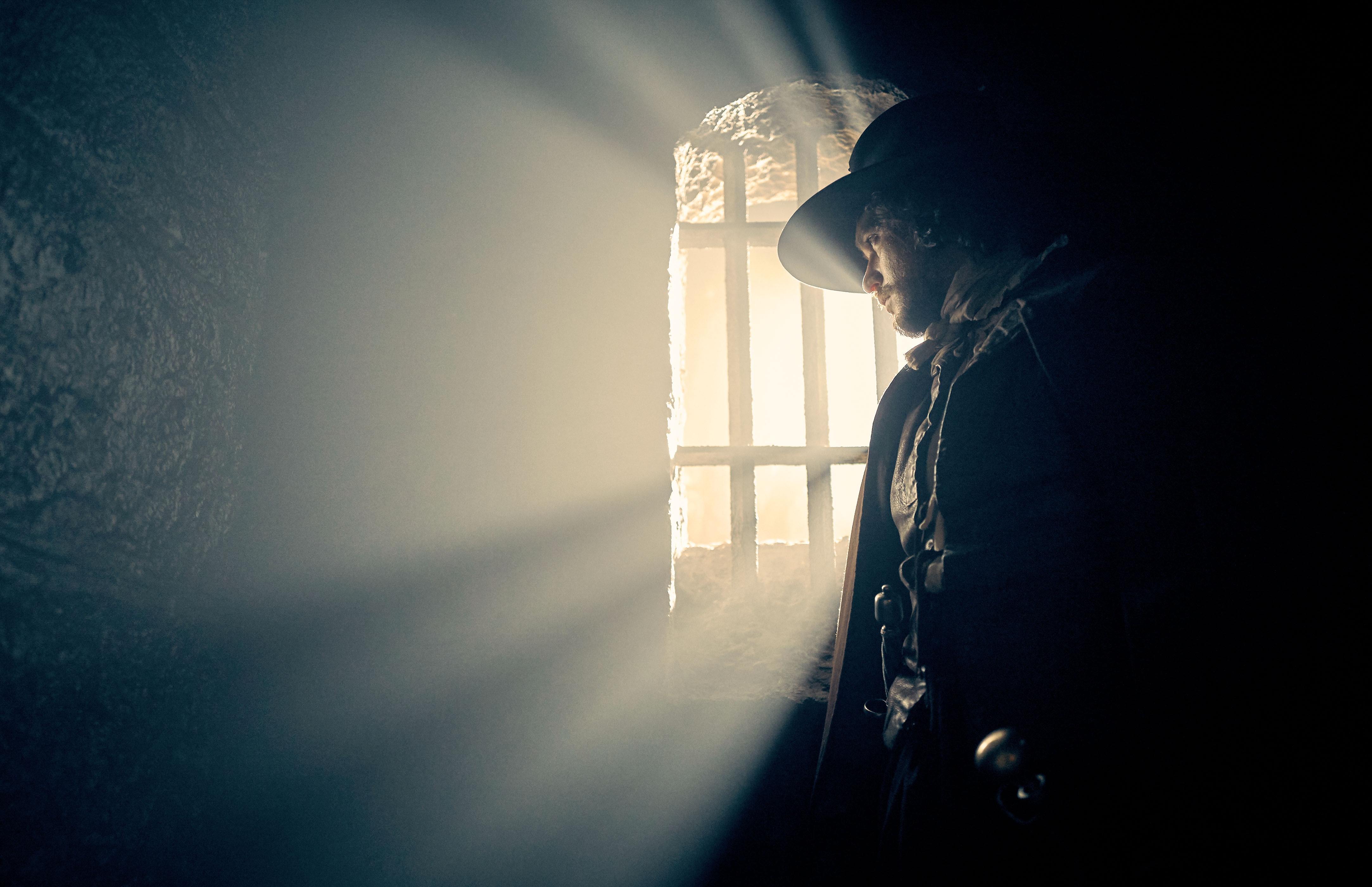 4K, outside, 2017, grilled, window, man, hat, standing, Kit Harington, 4K, cowboy, looking, cell, wearing, Gunpowder, inside, HD Wallpaper