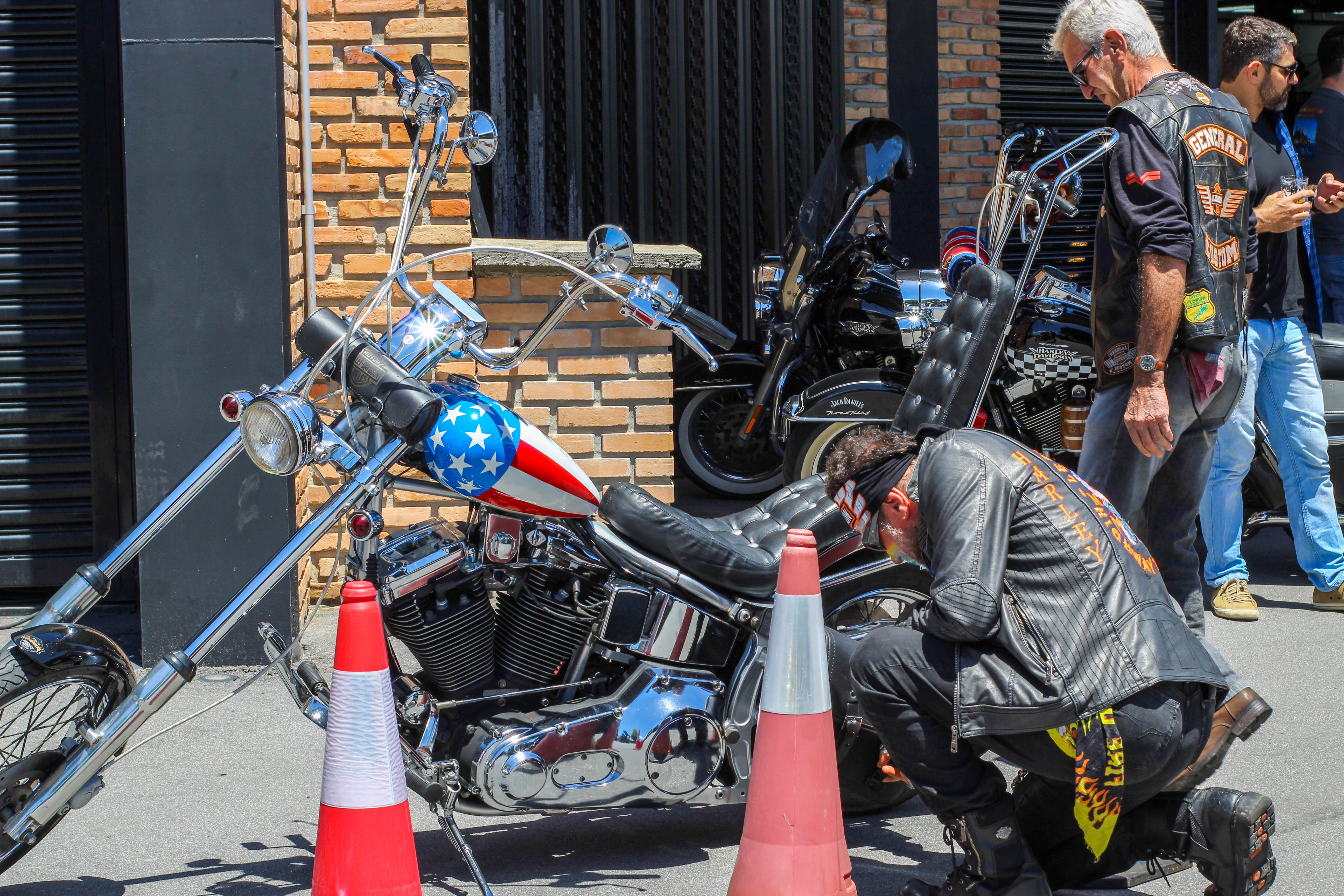 mode of transportation, architecture, rock, people, sunburst, americans, building exterior, shopping, land vehicle, band, red, blues, repairing, fender, HD Wallpaper