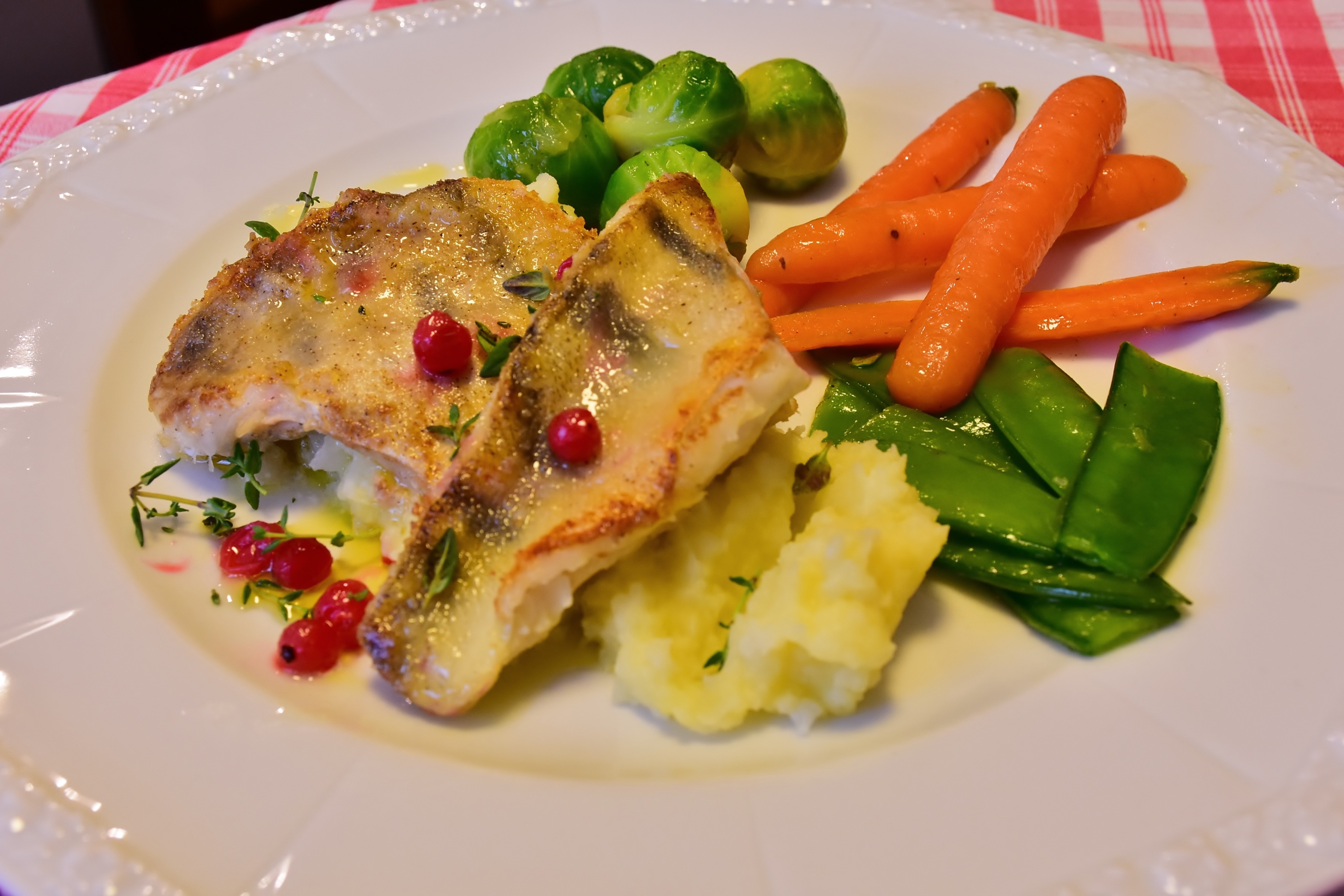 kitchen, table, zander filet, tasty, datailaufnahme, appetizing, beans, pike perch, cut, food, remove, tomato, carrots, vitamins, delicious, cook, crockery, HD Wallpaper