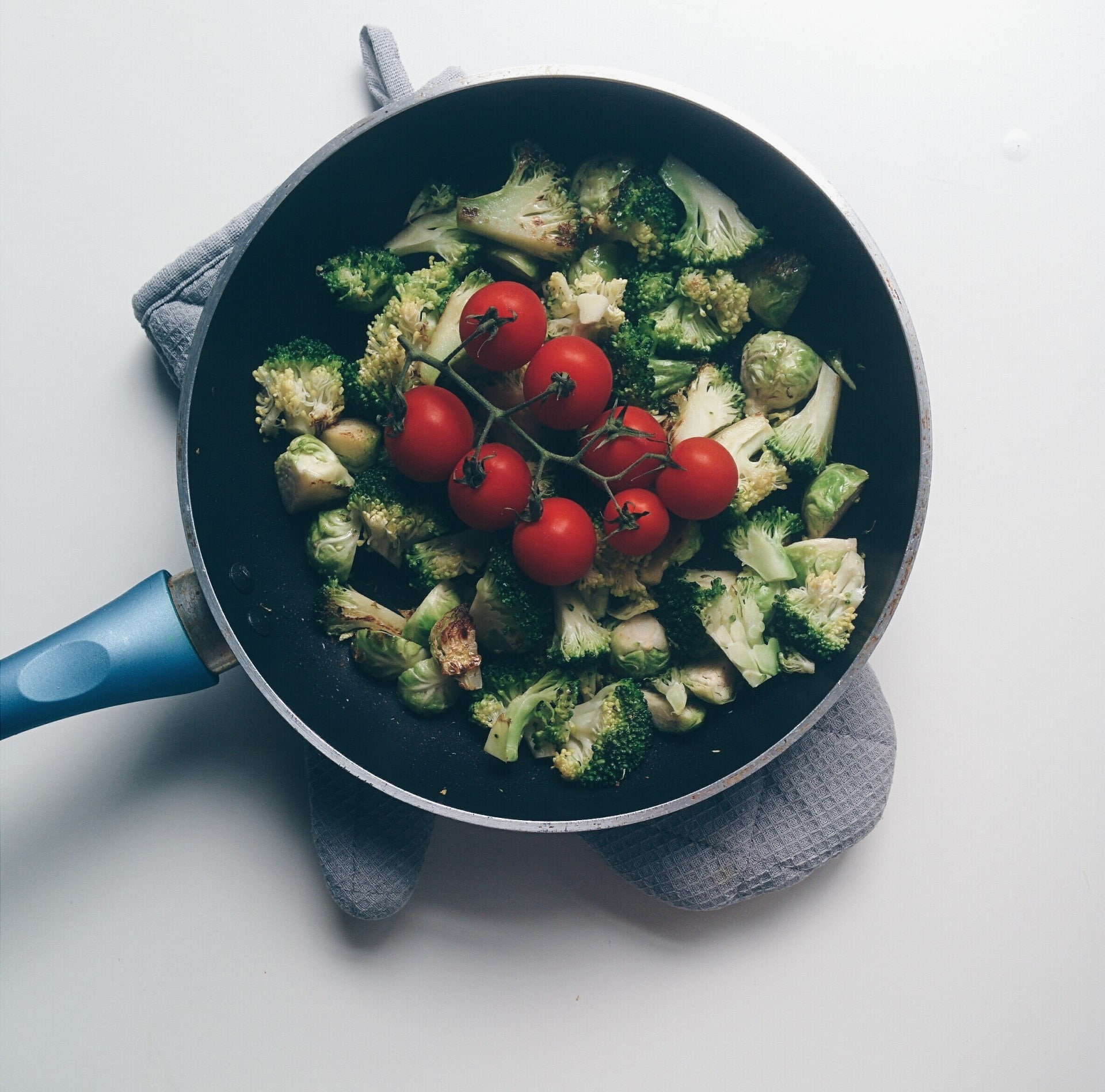 indoors, white background, still life, cooking pan, brussels sprouts beautiful computer, fruit, 1080P, kitchen utensil, freshness, food, directly above, HD Wallpaper