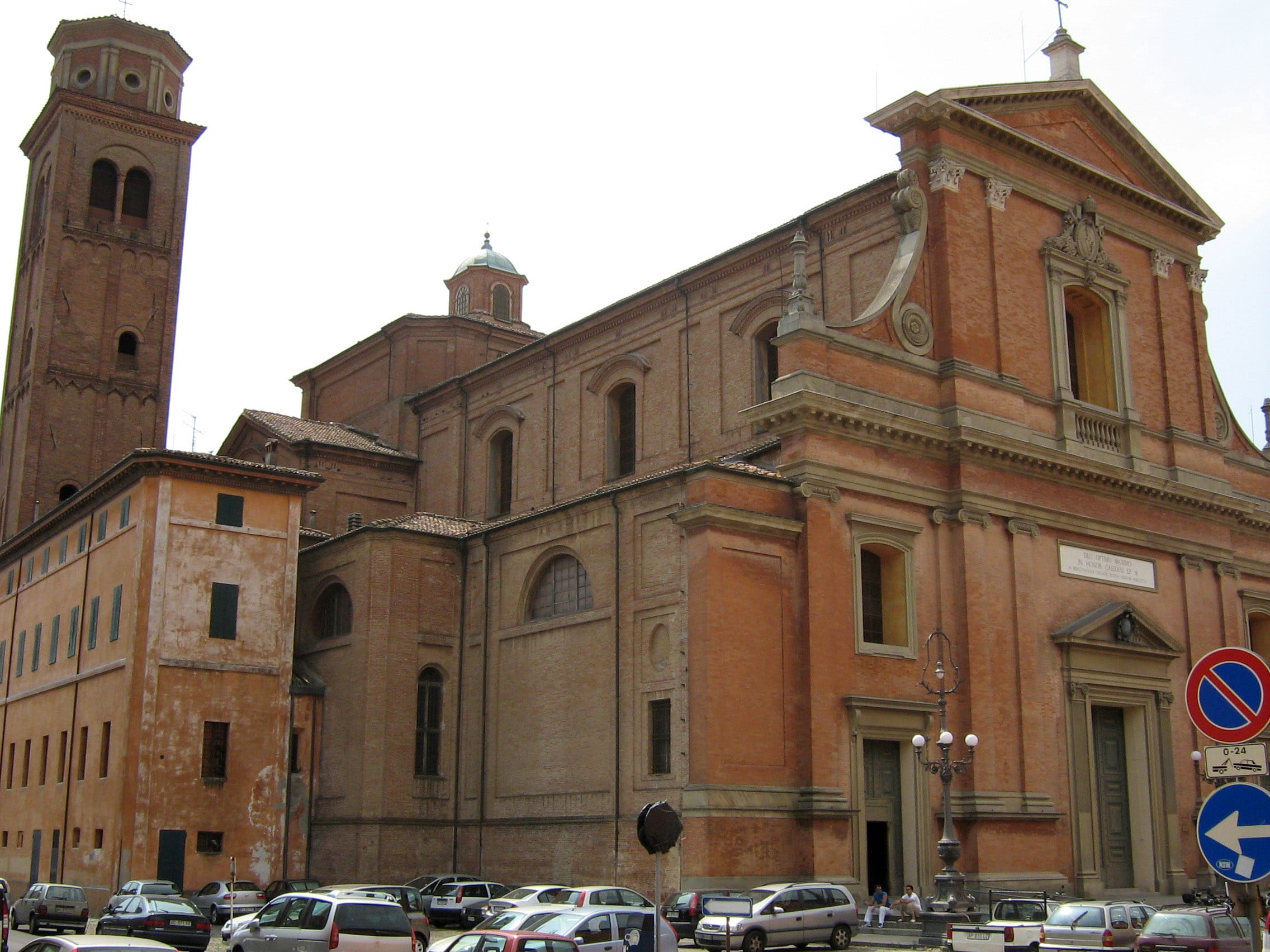 tower, urban Scene, belief, europe, town Square, Imola, architecture, public domain, 1080P, car, built Structure, building, Italy, incidental people, motor vehicle, HD Wallpaper