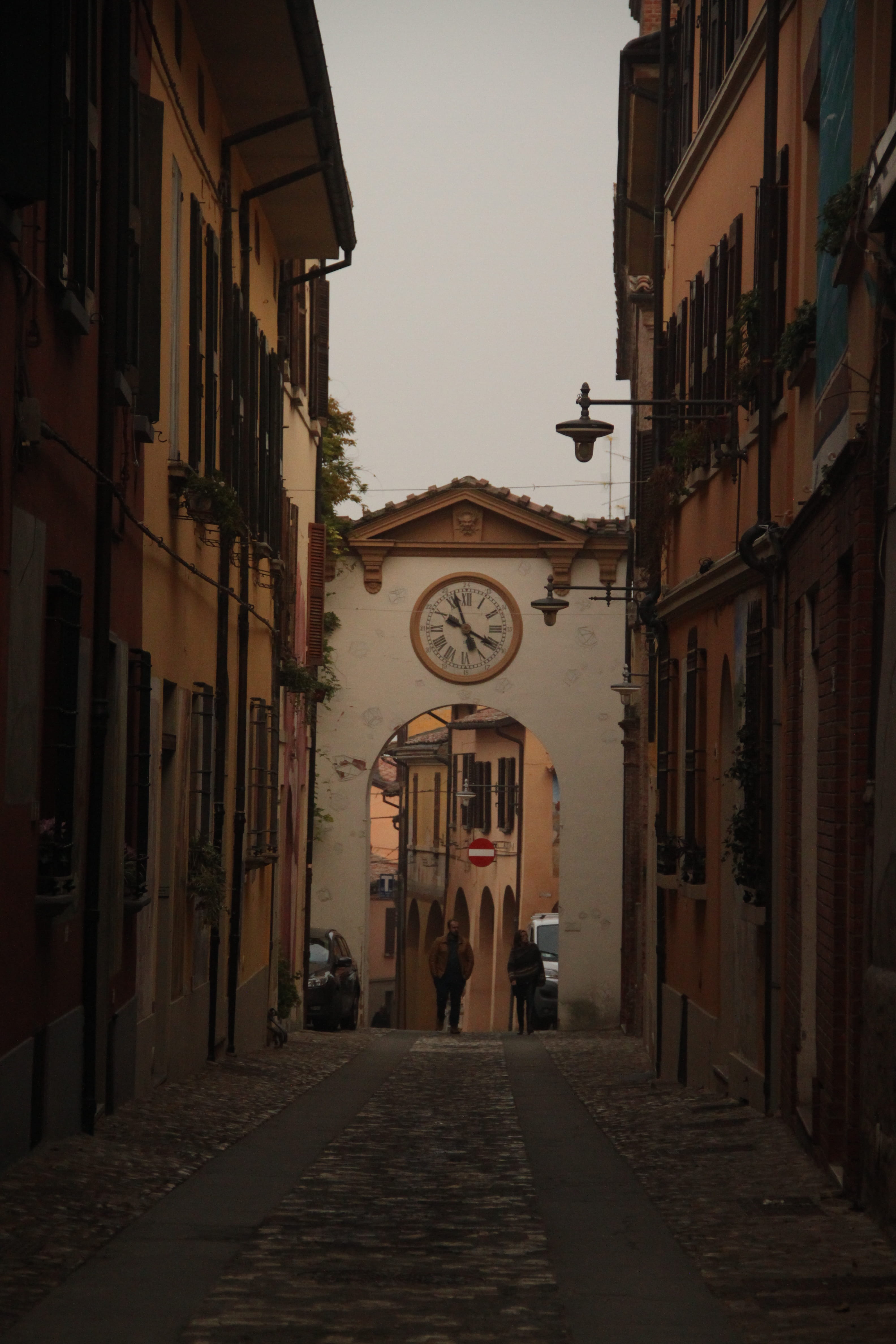 clock, direction, building exterior, 4K, city, incidental people, time, old roads, building, electric lamp, imola, clear sky, nature, residential district, Phone HD Wallpaper