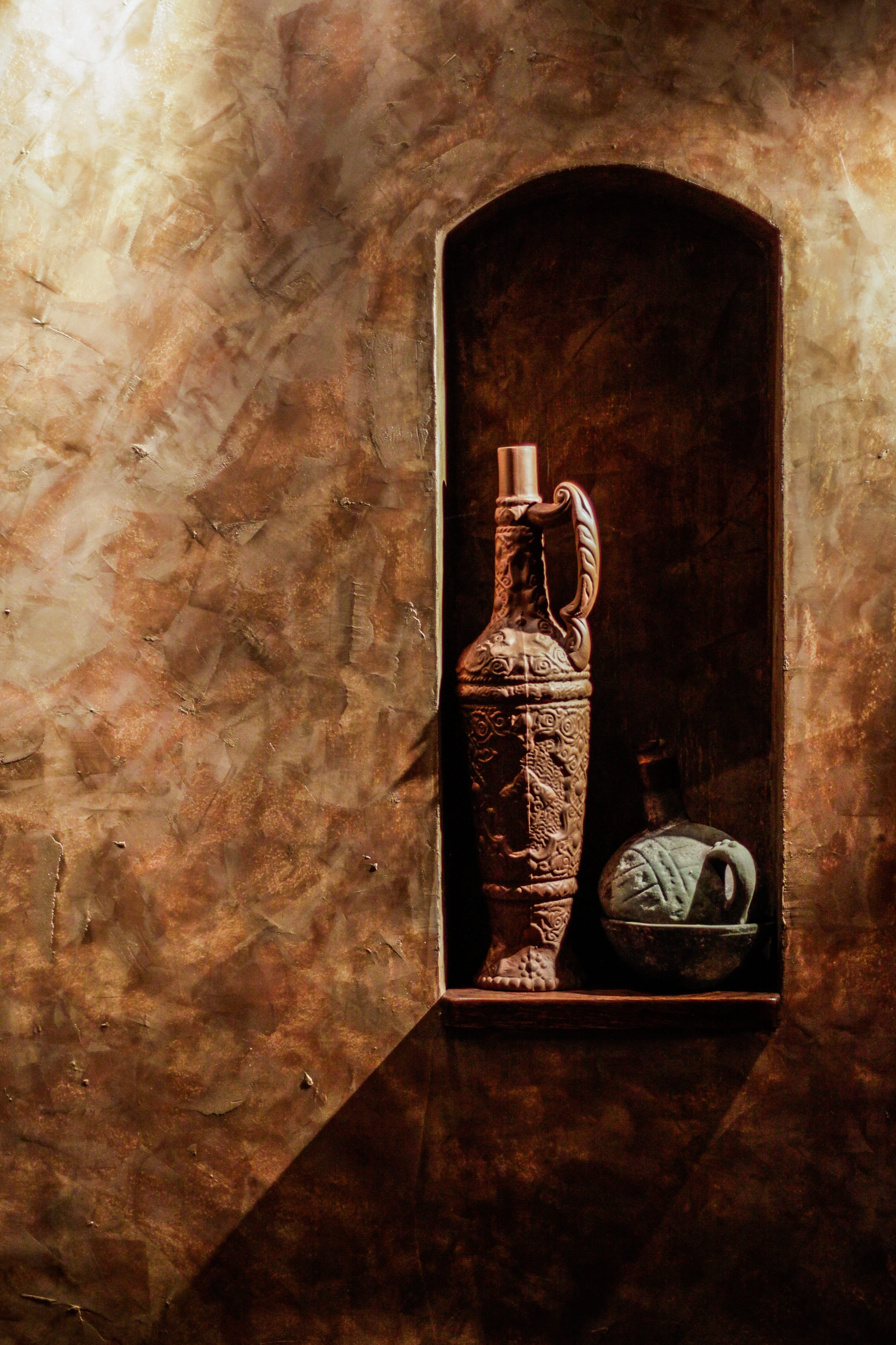 wall - building feature, drink, beverage, ancient, old, arch, no people, pottery, vintage, history, vase, tasting, architecture, wine, product, bottles, Phone HD Wallpaper