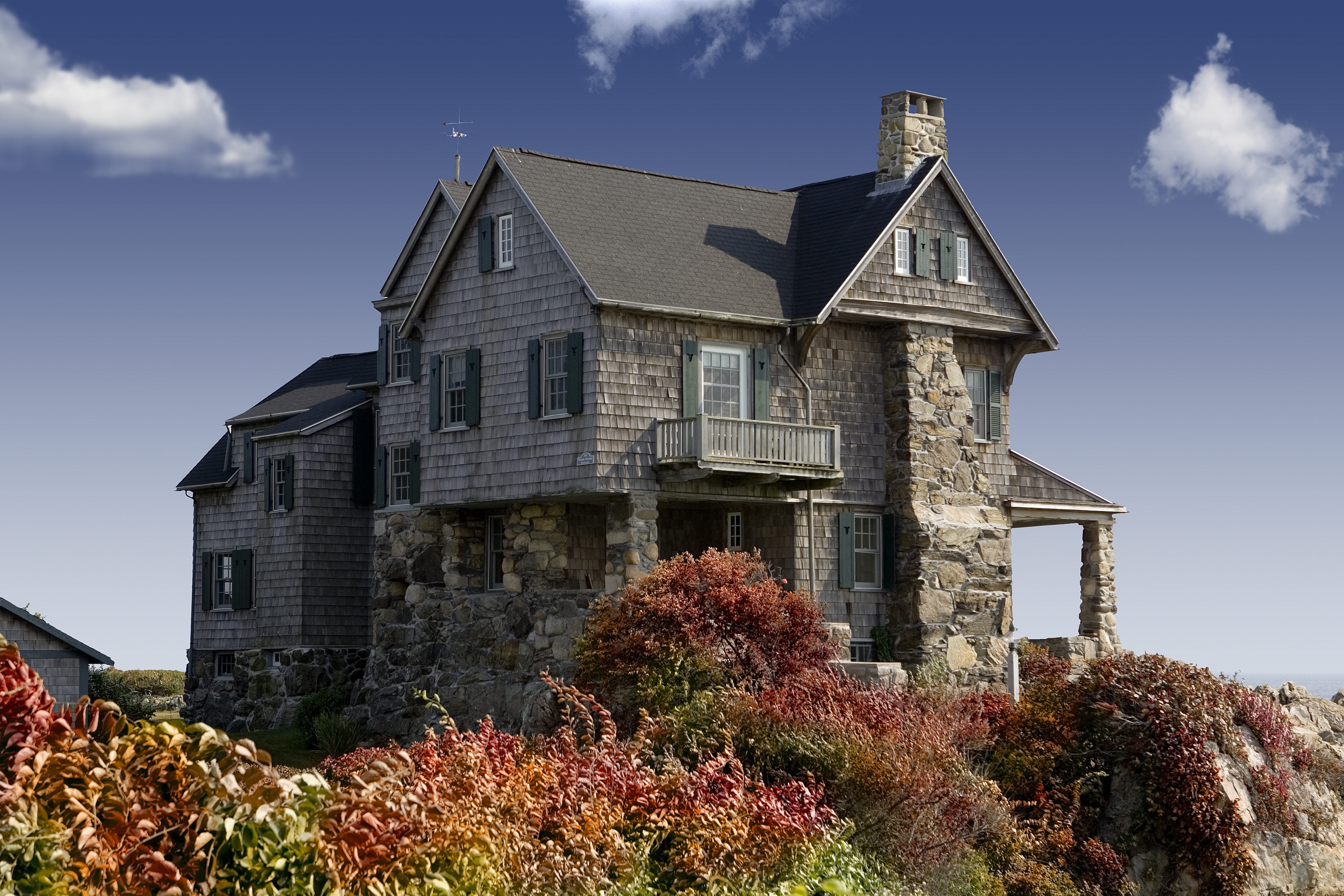 building exterior, tree, balcony, usa, rock, autumn, red, residential district, change, mansion, window, sea, house facade, surrounded, hitchcock, mood, HD Wallpaper