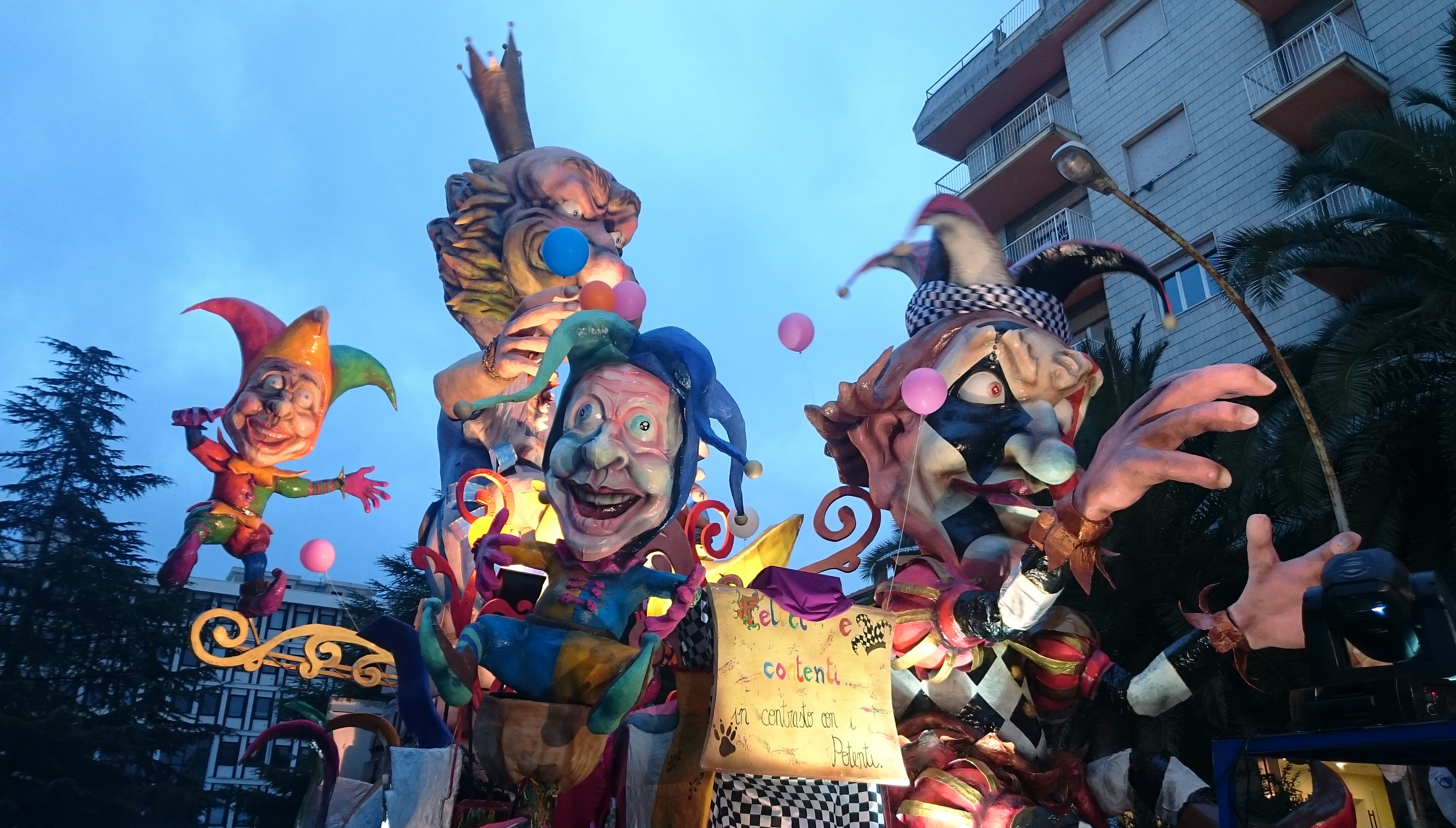 human representation, real people, large group of people, sculpture, papier mache, male likeness, wagon, allegory, men, 5K, sky, female likeness, creativity, HD Wallpaper