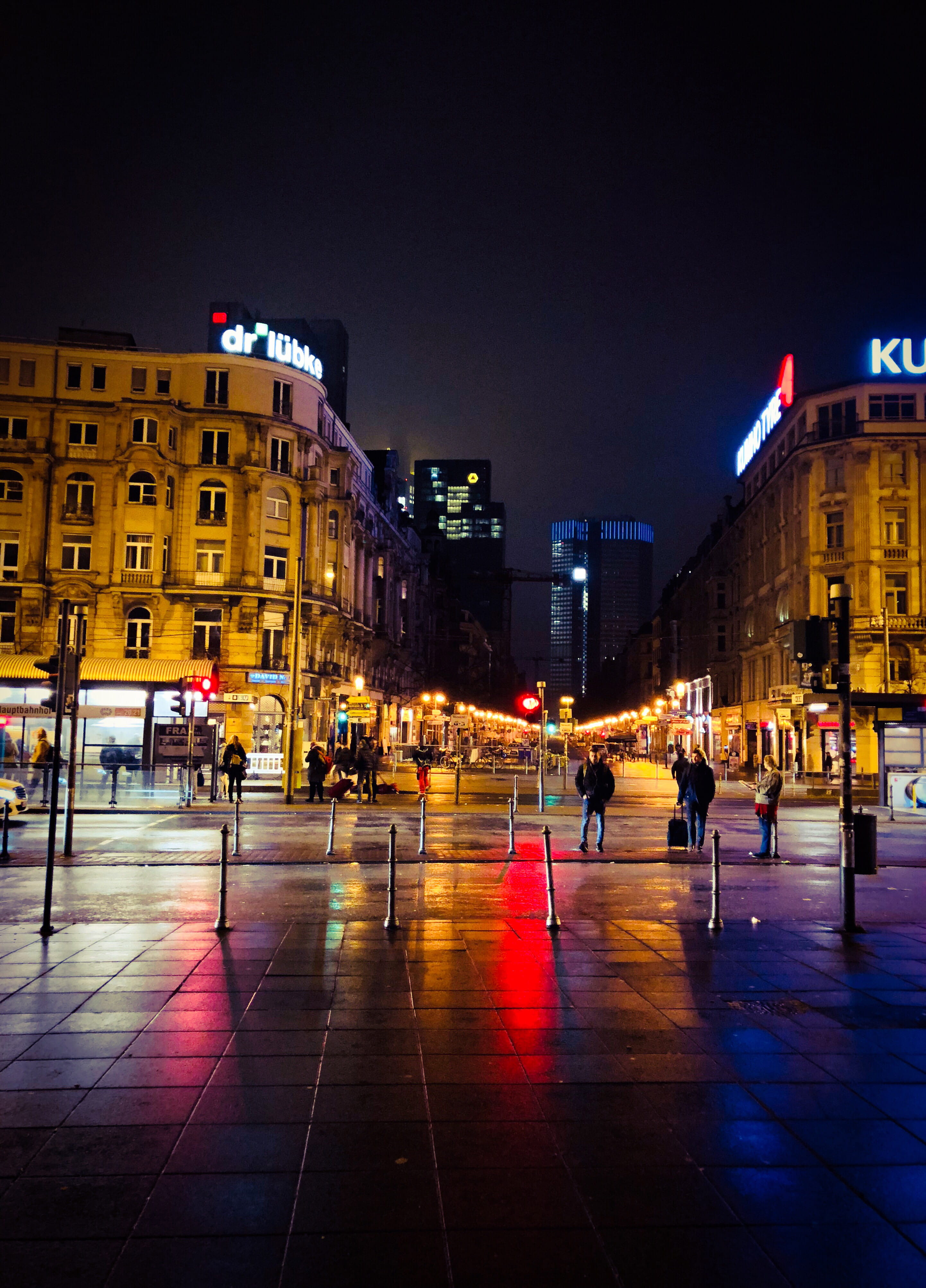 urban, busy, sky, night, illuminated, reflection, germany, built structure, nature, real people, city street, 4K, rain, crowd, walking, transportation, Phone HD Wallpaper