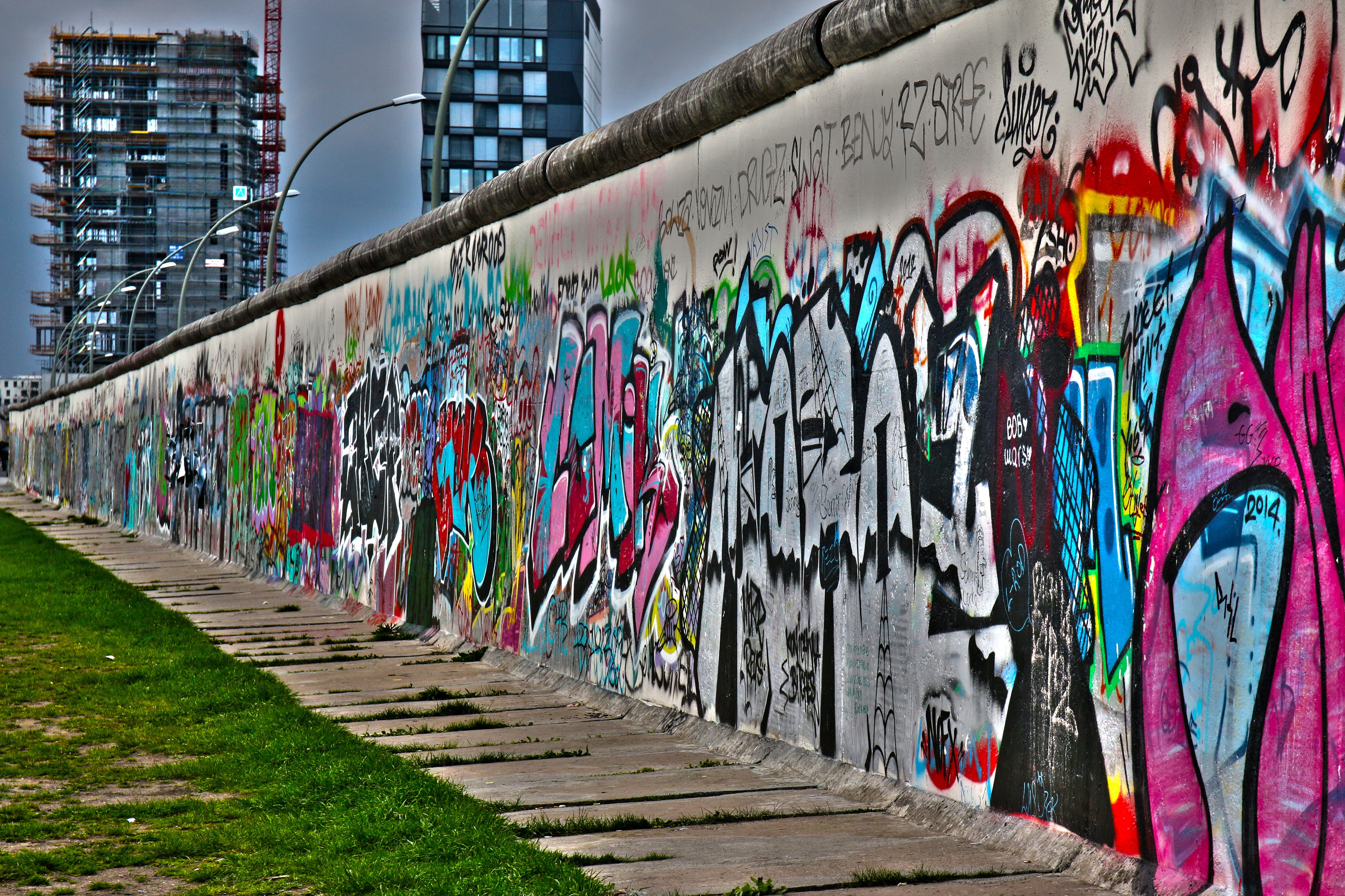 wall, berlin wall, messy, multi colored, building, rudeness, no people, graffiti, parts of the wall, day, ddr, fence, art, daytime, creativity, history, HD Wallpaper