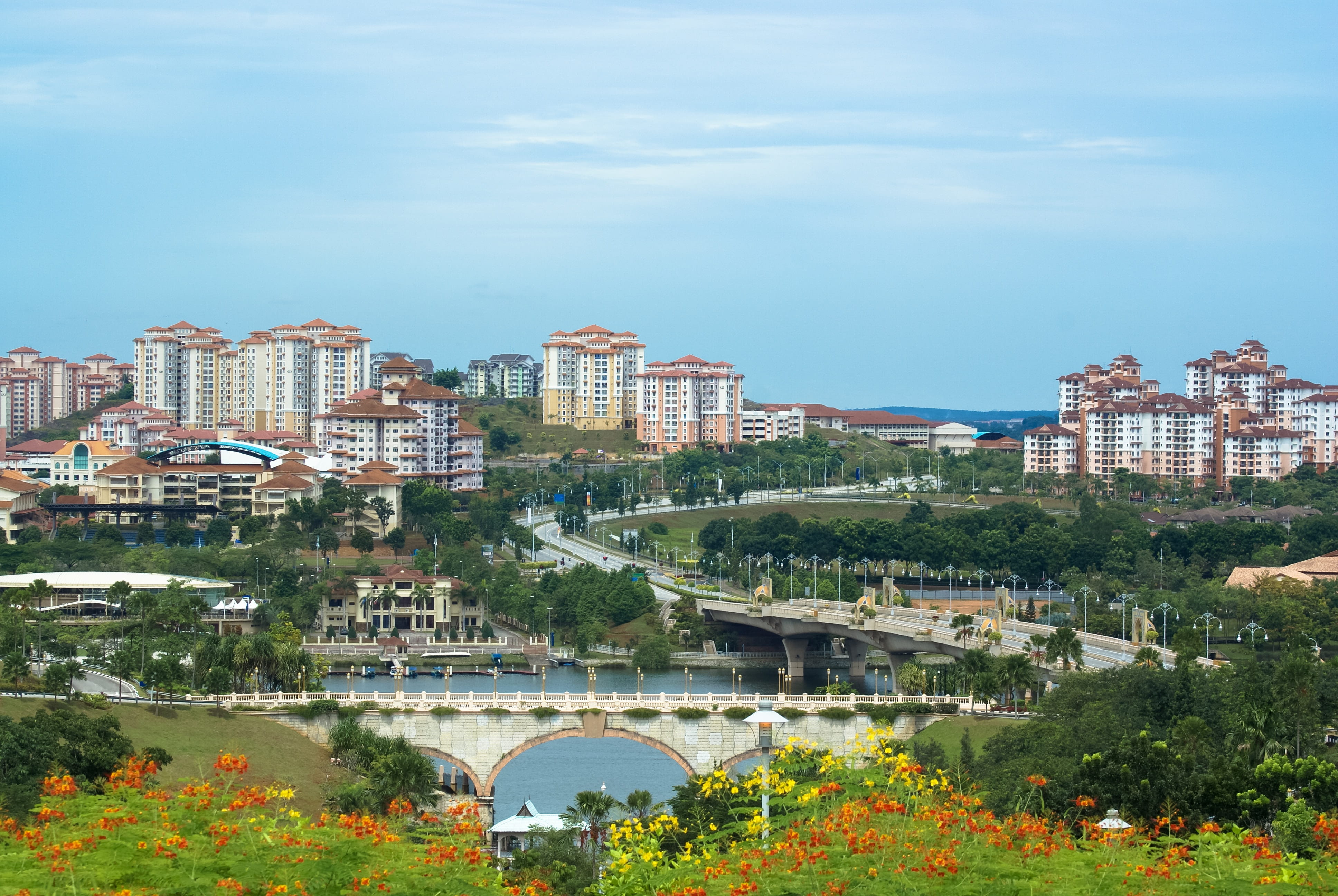 malaysia, sky, bridge, putrajaya, travel, cloud - sky, 4K, housing, built structure, outdoors, residential district, arch, palm trees, bridge - man made structure, HD Wallpaper