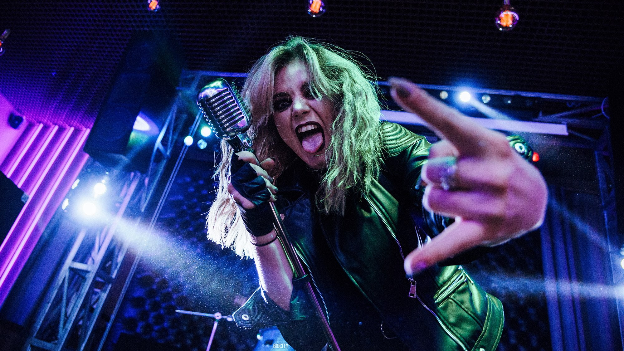 musician, mouth open, young adult, input device, mouth, pop musician, Pasha Karpenko, nightlife, women, popular music concert, indoors, microphone, hairstyle, HD Wallpaper