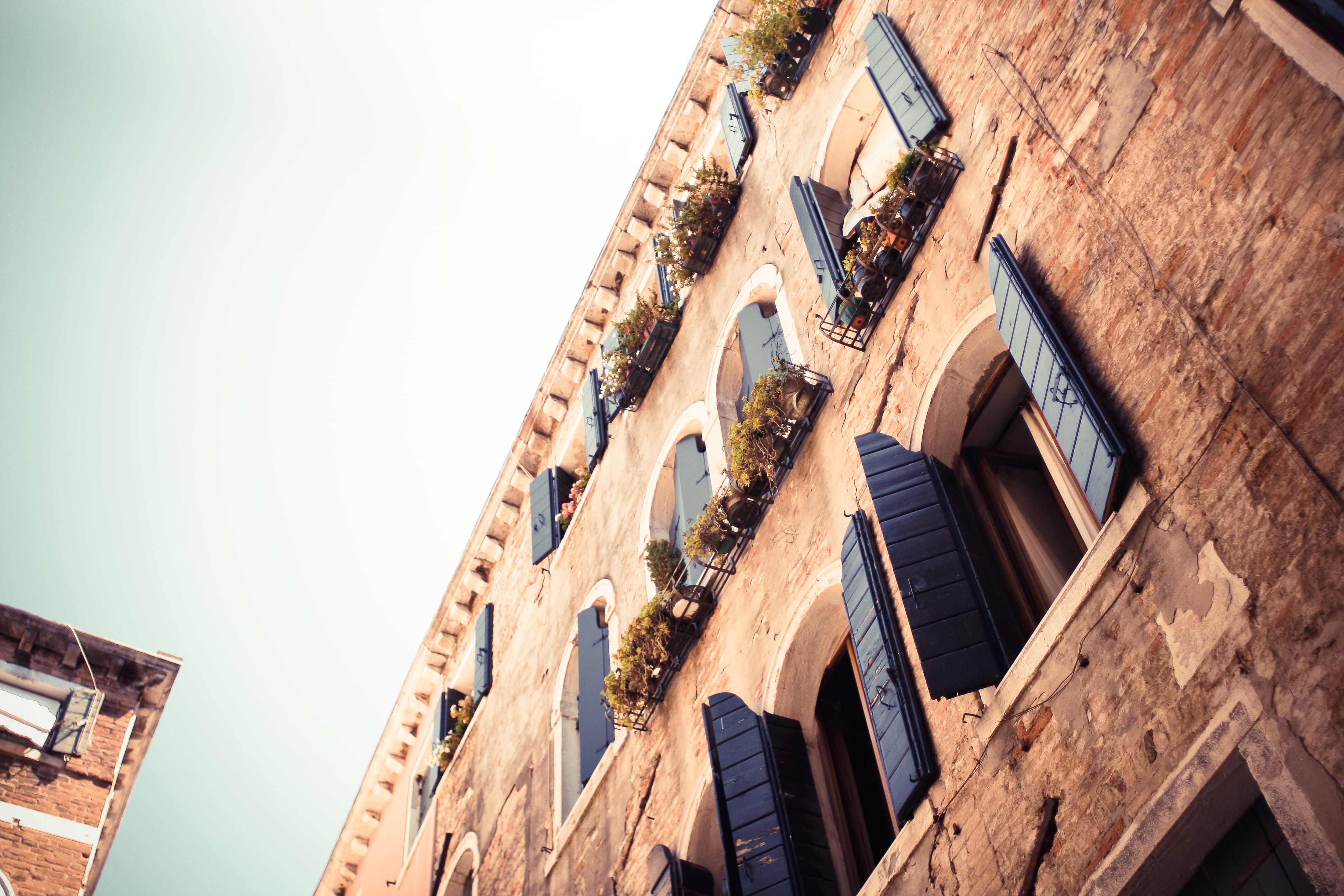 europe, history, building Exterior, vintage, architecture, low angle view, top, outdoors, sky, blue, the past, directly below, house, urban Scene, clear sky, HD Wallpaper