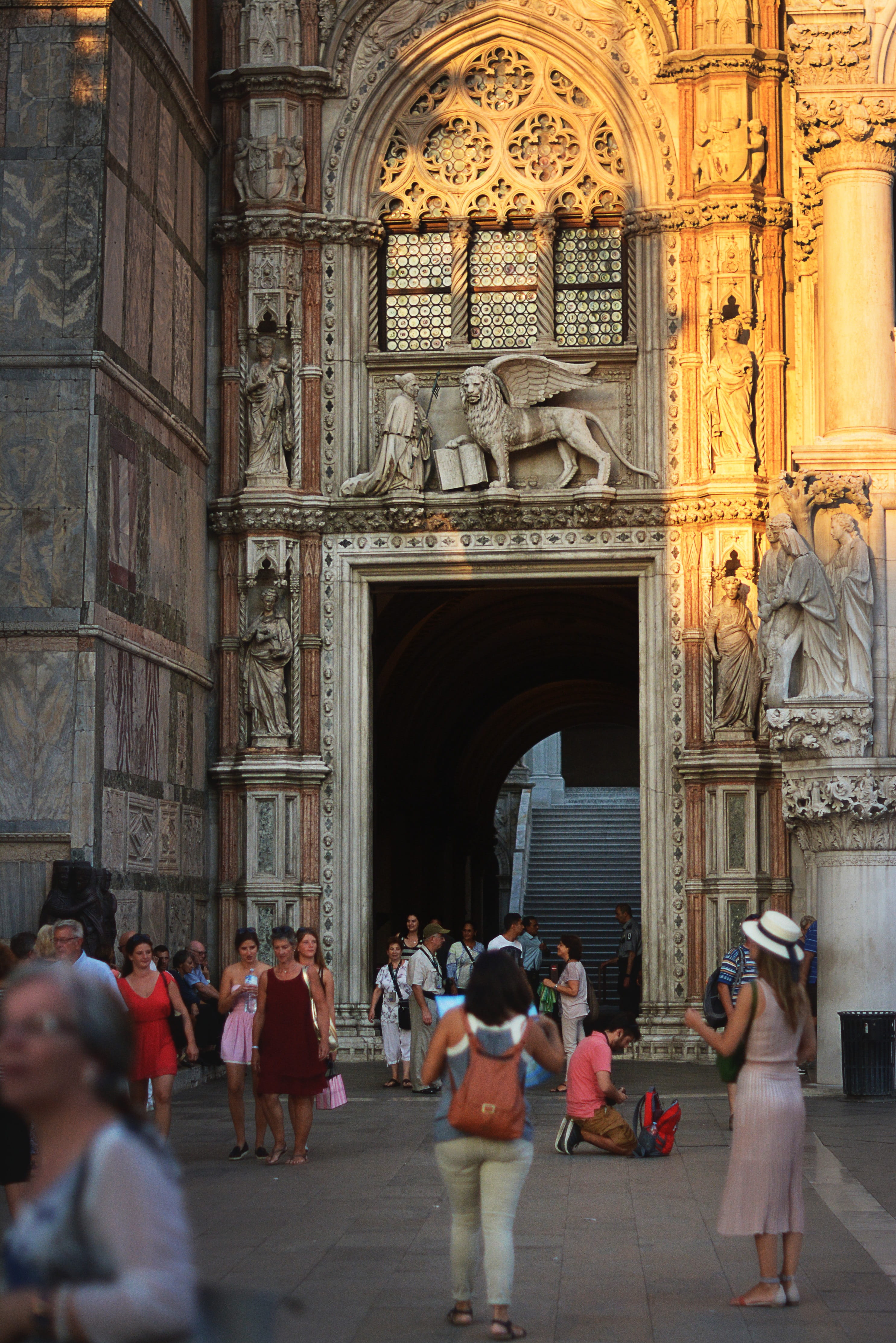 4K, statue, place of worship, building, group of people, spirituality, Lion, facade, Venice, large group of people, europe, Brand, italy, building exterior, Phone HD Wallpaper