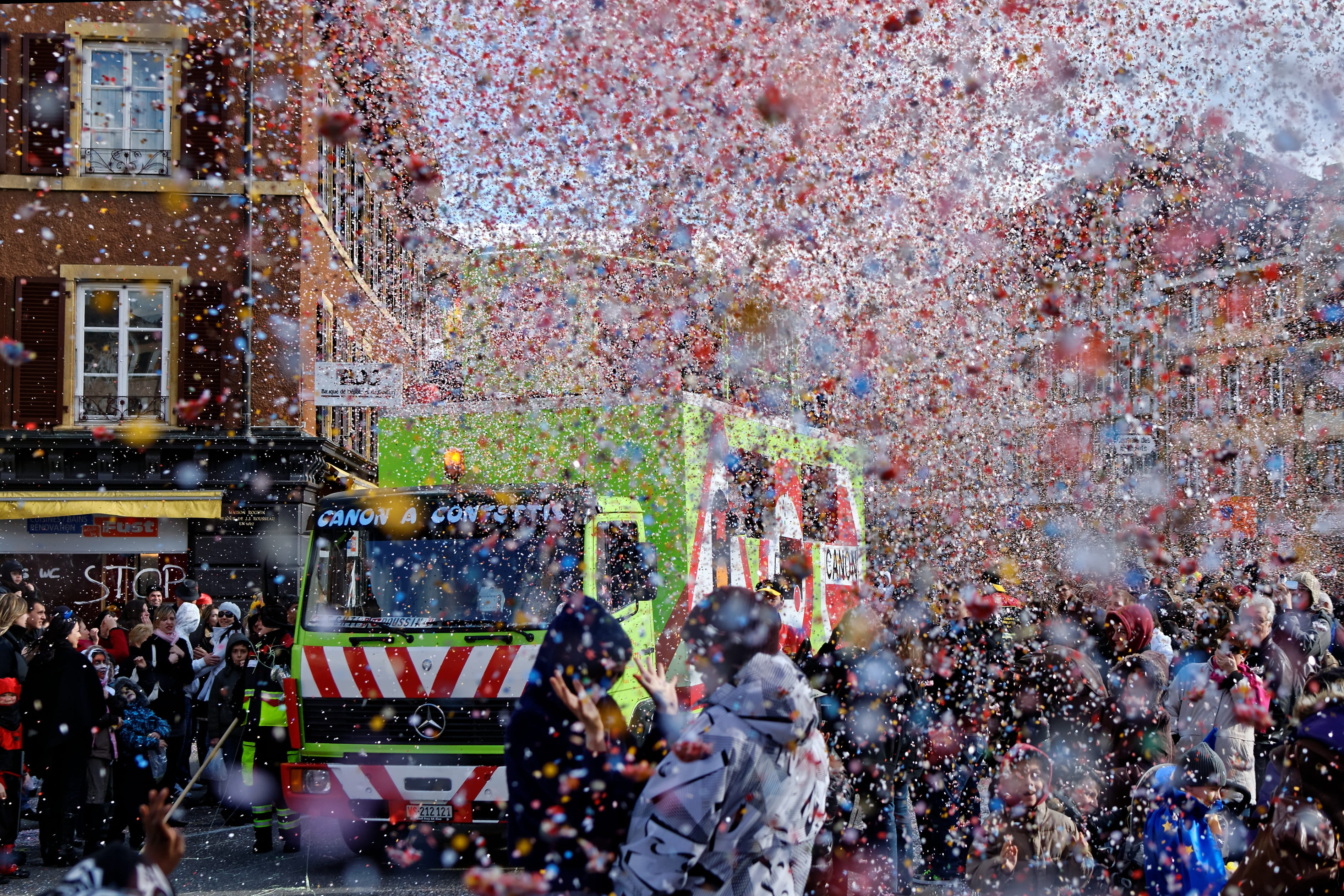 joy, Yverdon, built structure, festival, building exterior, large group of people, Road, lifestyles, celebration, city, people, group of people, women, HD Wallpaper