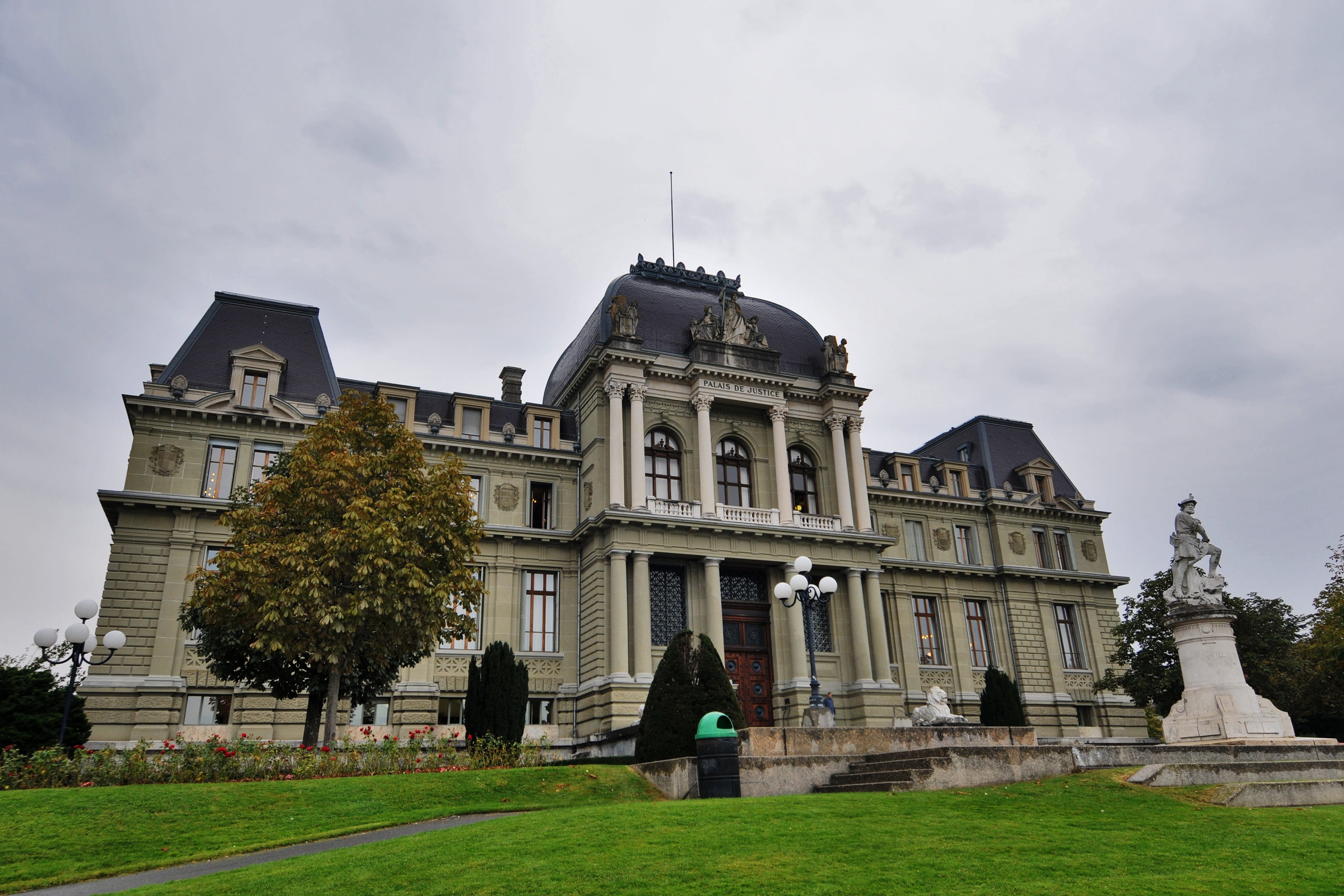 nature, building exterior, 2K, outdoors, switzerland, architectural column, tribunal, lausanne, facade, vaud, tree, cloud - sky, history, government, lawn, HD Wallpaper