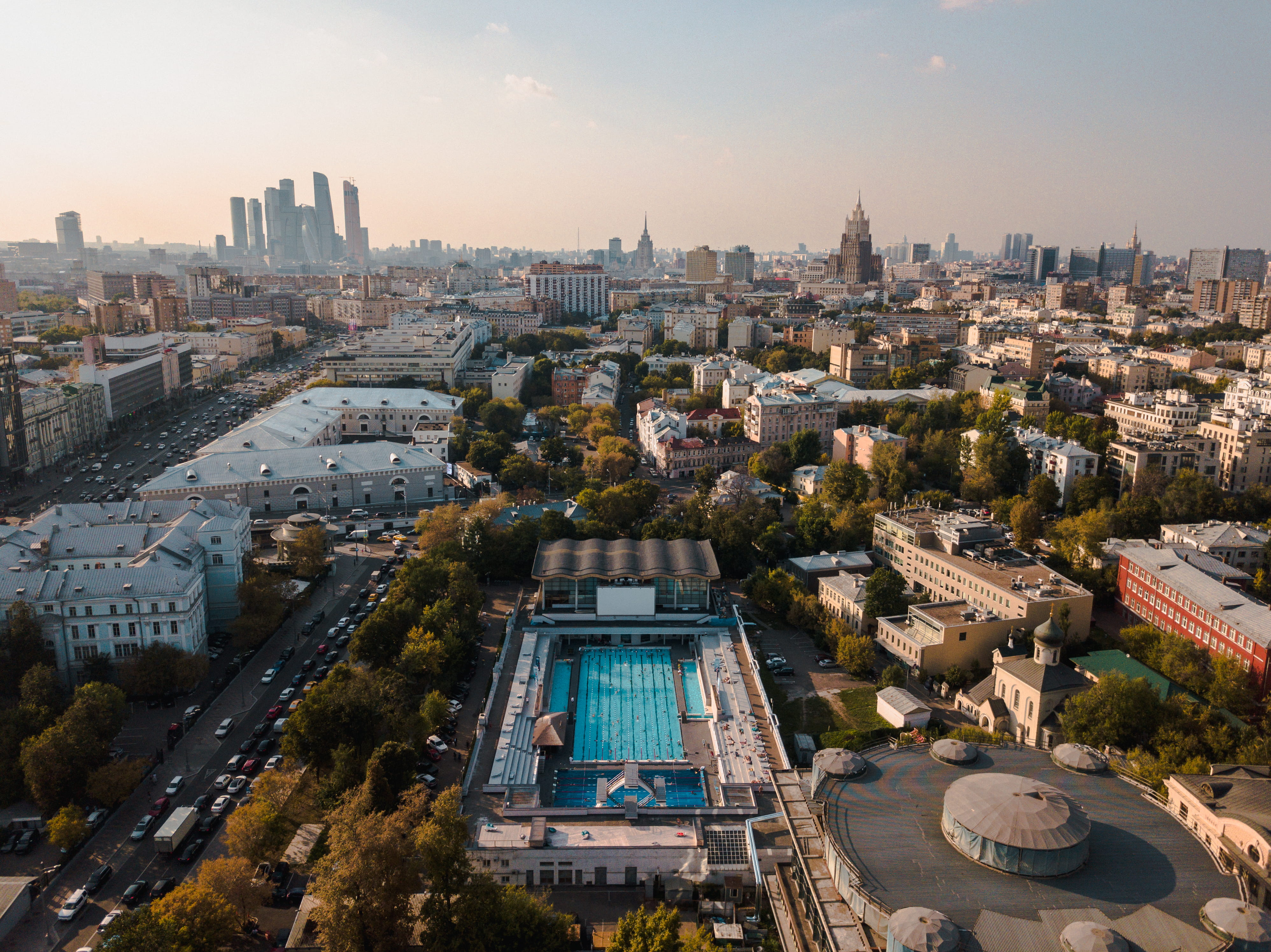 built structure, outside pool, sun, day, outdoors, crowded, skyscraper, moscow, building, residential district, high angle view, urban skyline, gorky central park of culture and leisure, HD Wallpaper