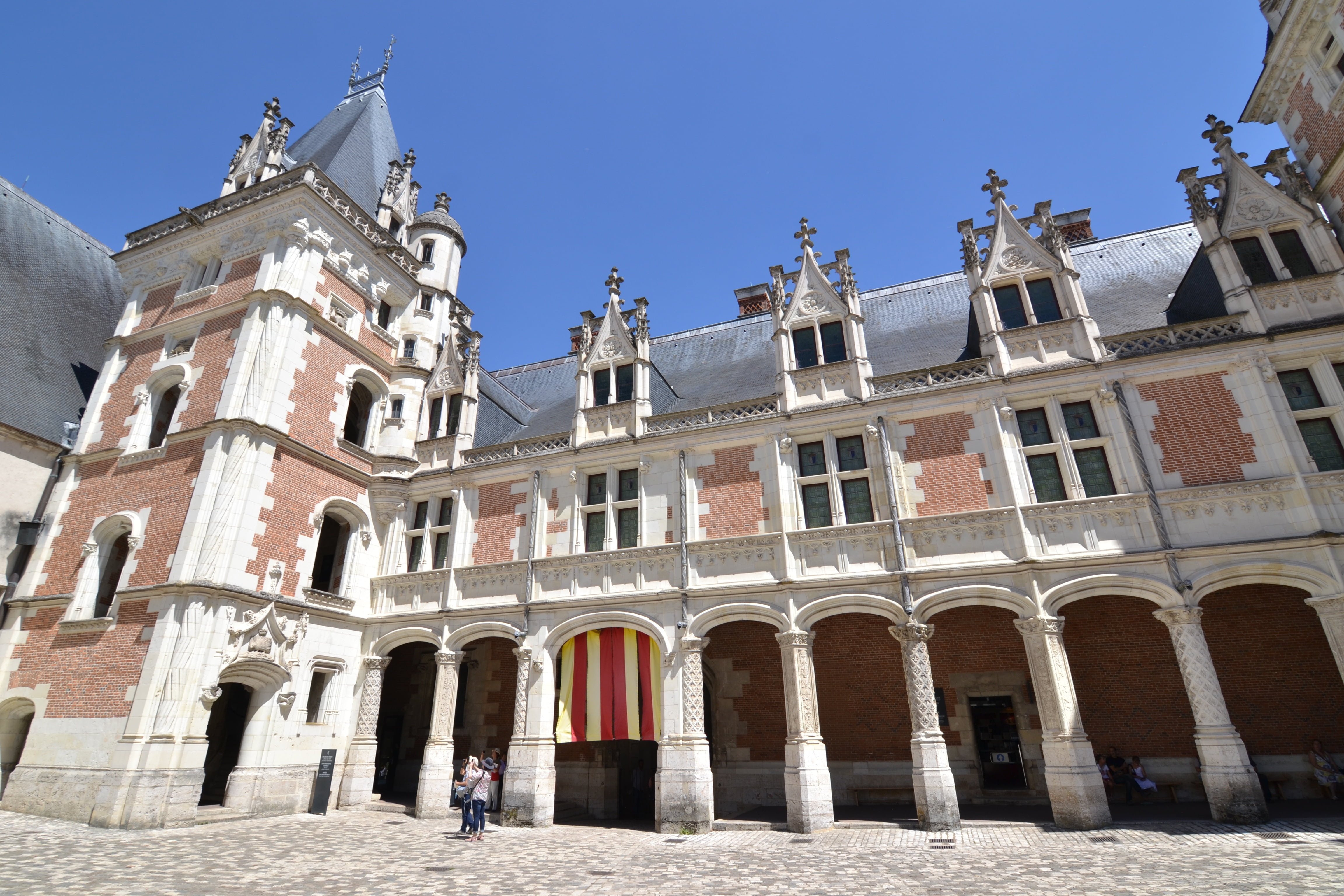 arches, europe, château de louis xii, real people, outdoors, 4K, blois, built structure, clear sky, city, famous Place, facade, châteaux de la loire, château de blois, HD Wallpaper