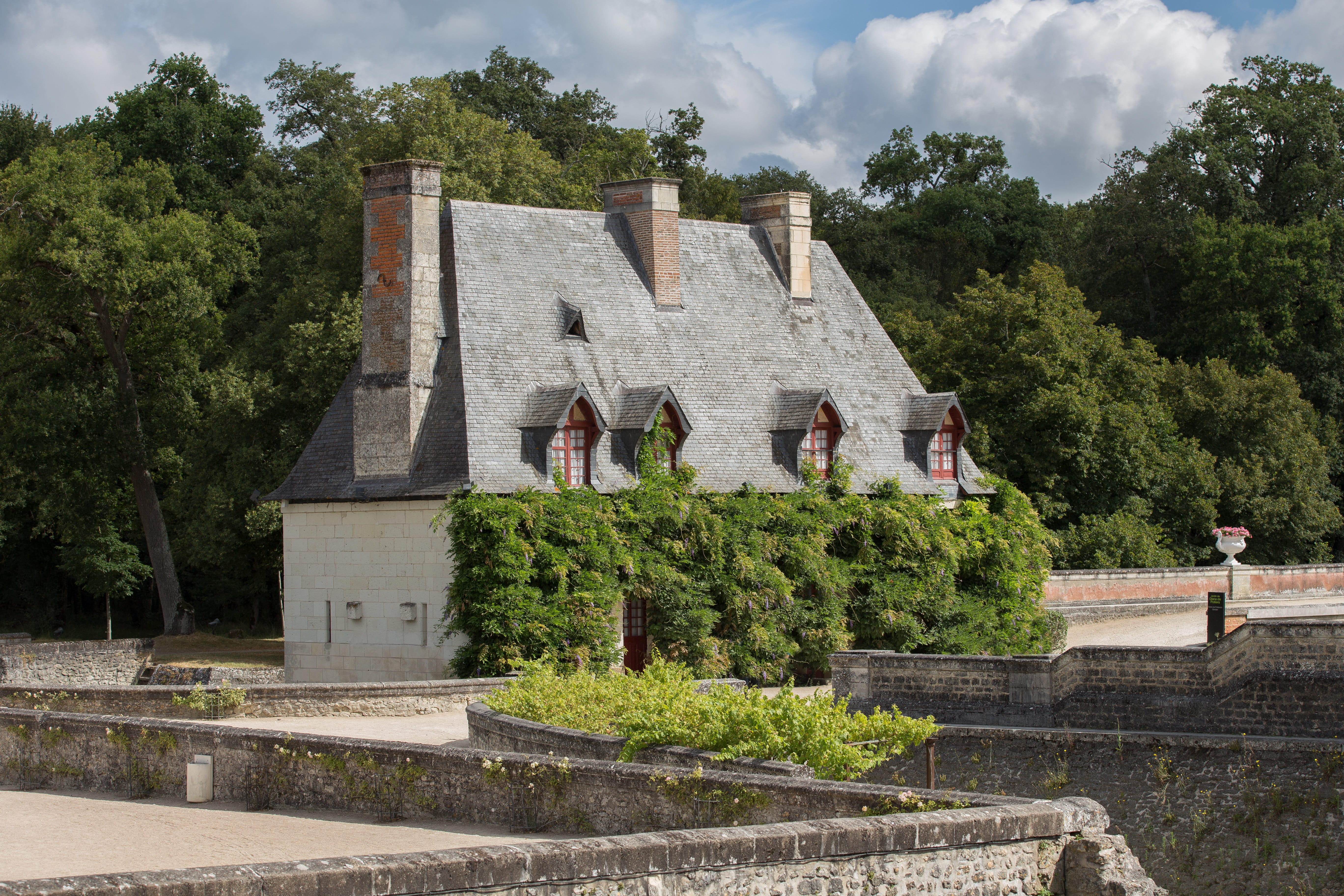religion, day, staircase, château de chenonceau, 5K, tree, ancient, cloud - sky, the past, outdoors, loire, châteaux de la loire, sky, Loire Valley, incidental people, HD Wallpaper