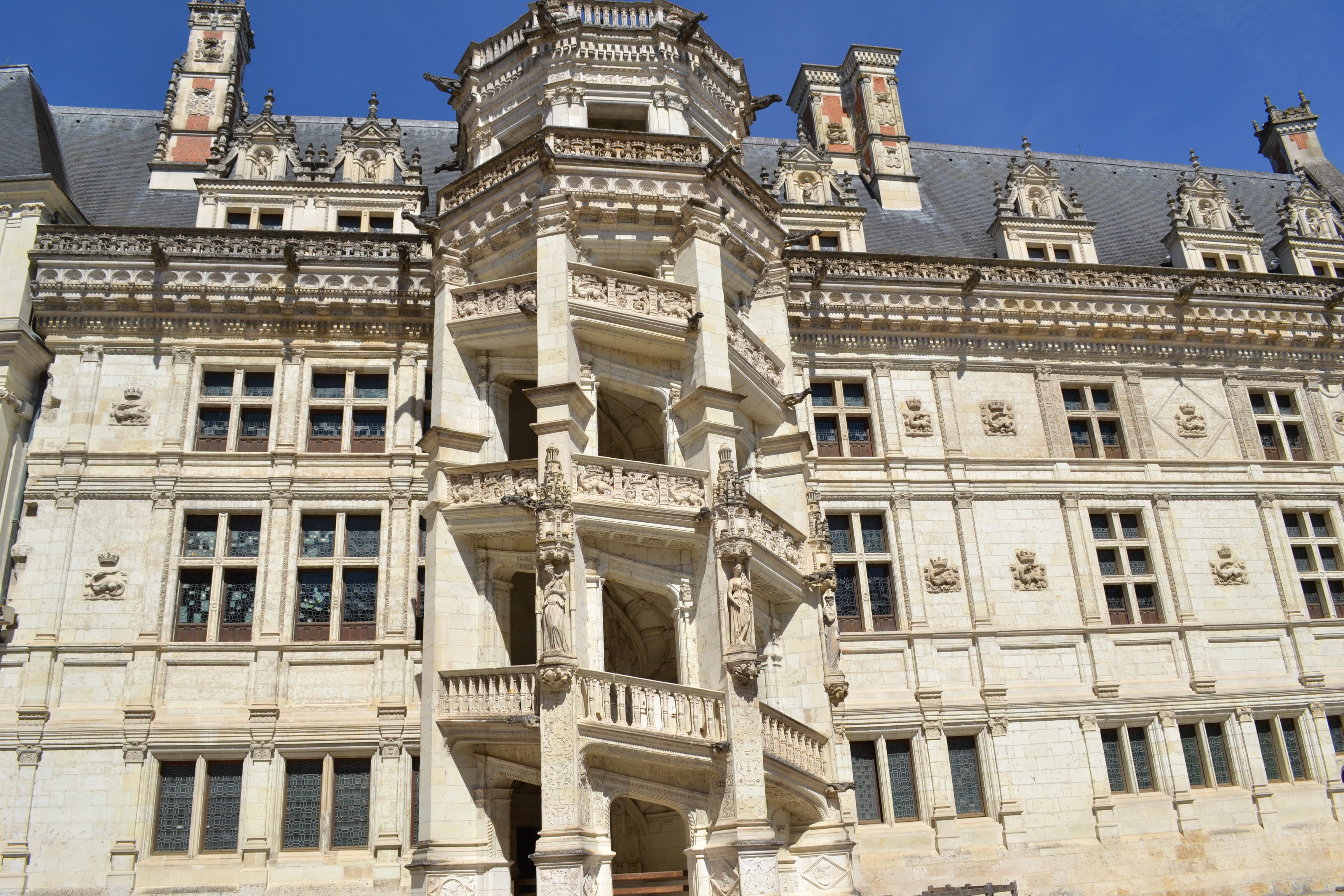 residential district, loire valley, fran, old, architecture, building exterior, court, de, châteaux de la loire, slate roof, sky, window, 4K, fireplaces, HD Wallpaper