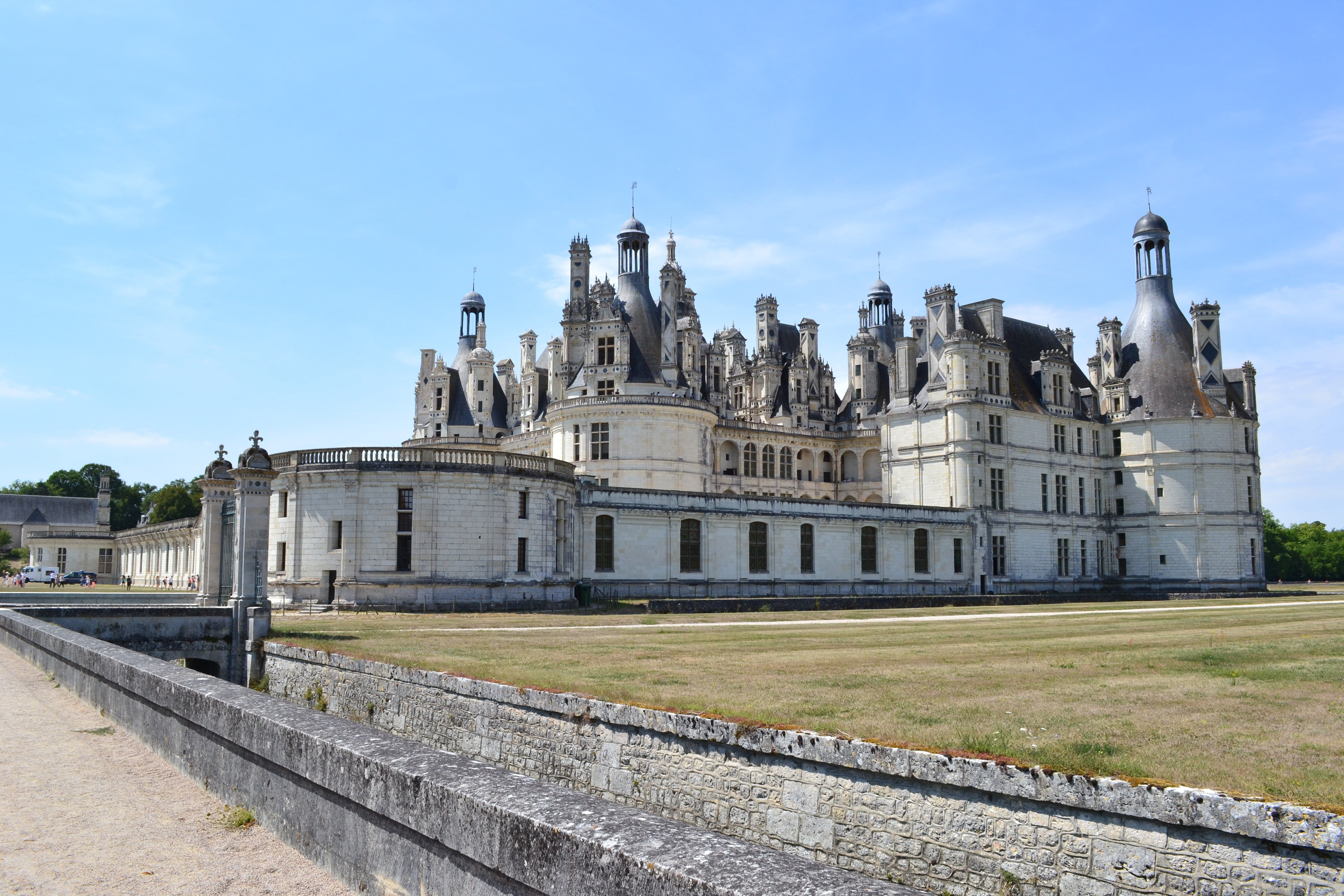 concrete, day, royal castle, place of worship, nature, travel destinations, france, châteaux de la loire, architecture, windows, fireplaces, the past, château de chambord, HD Wallpaper