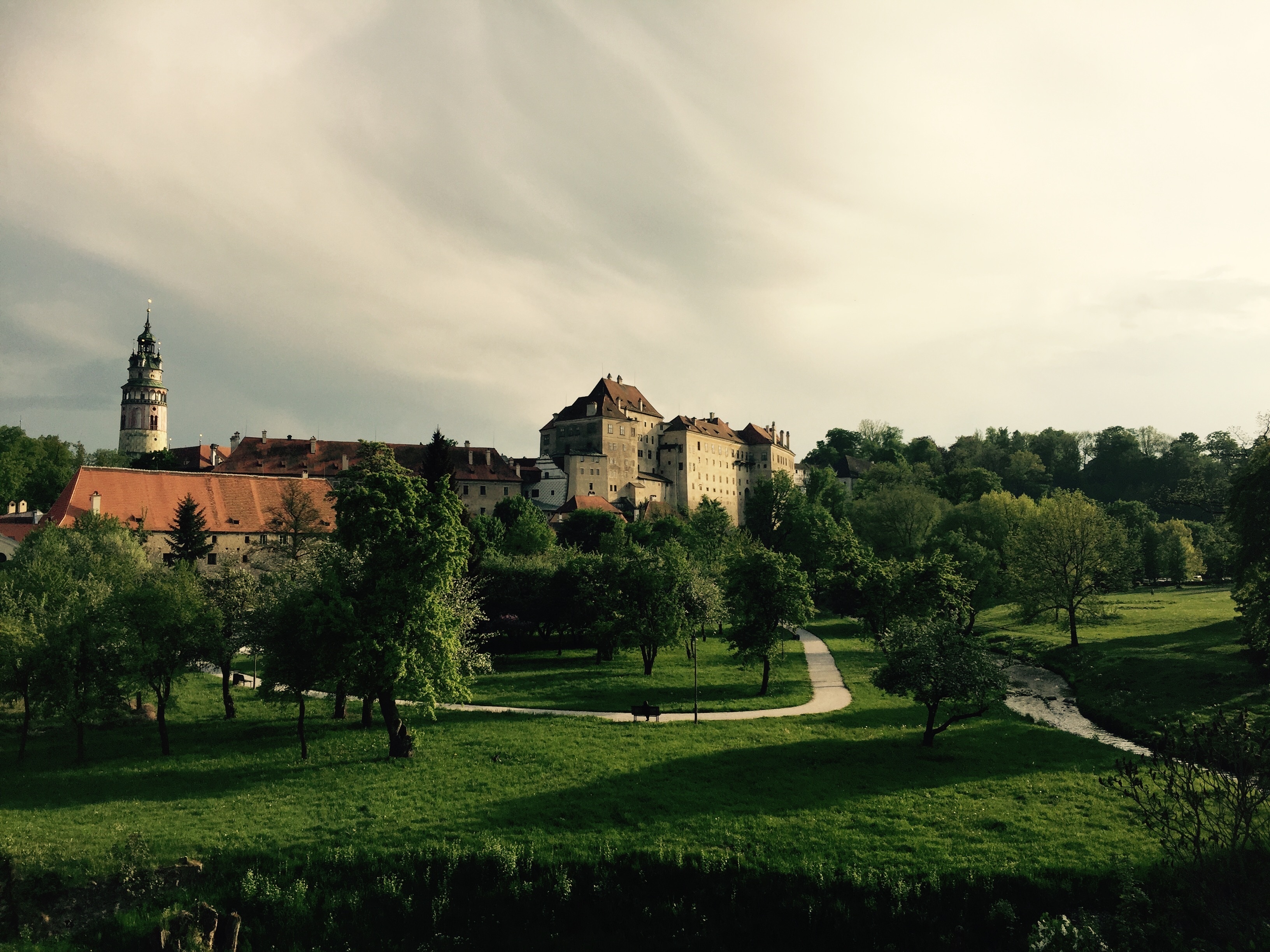 nature, czech republic, land, romance, growth, tree, cloud - sky, sky, built structure, beauty in nature, the outhouse, 2K, view, castle, czech krumlov, HD Wallpaper