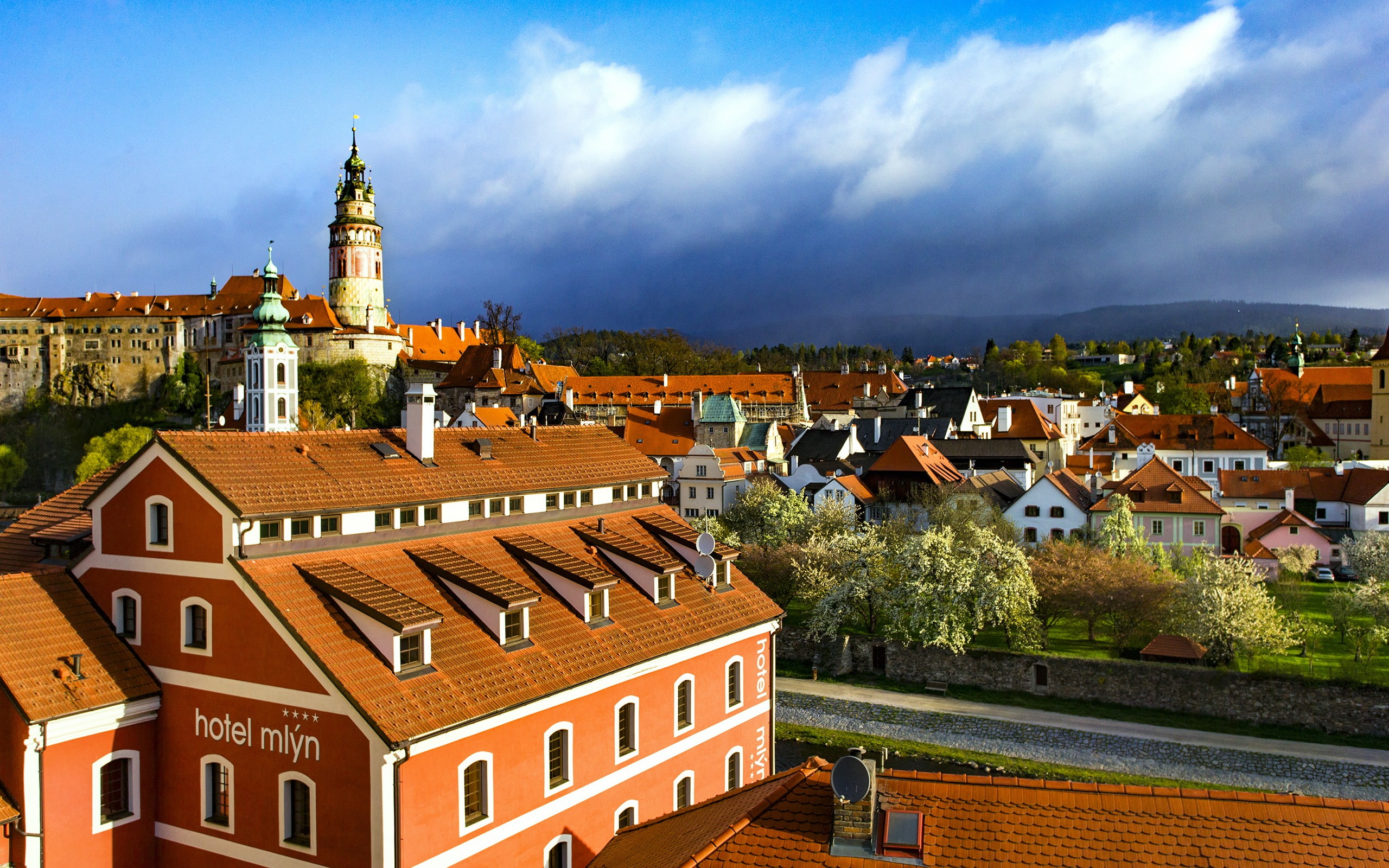 residential district, building, sky, townscape, place of worship, hd, cityscape, religion, house, day, town, landscape, cloud - sky, building exterior, HD Wallpaper