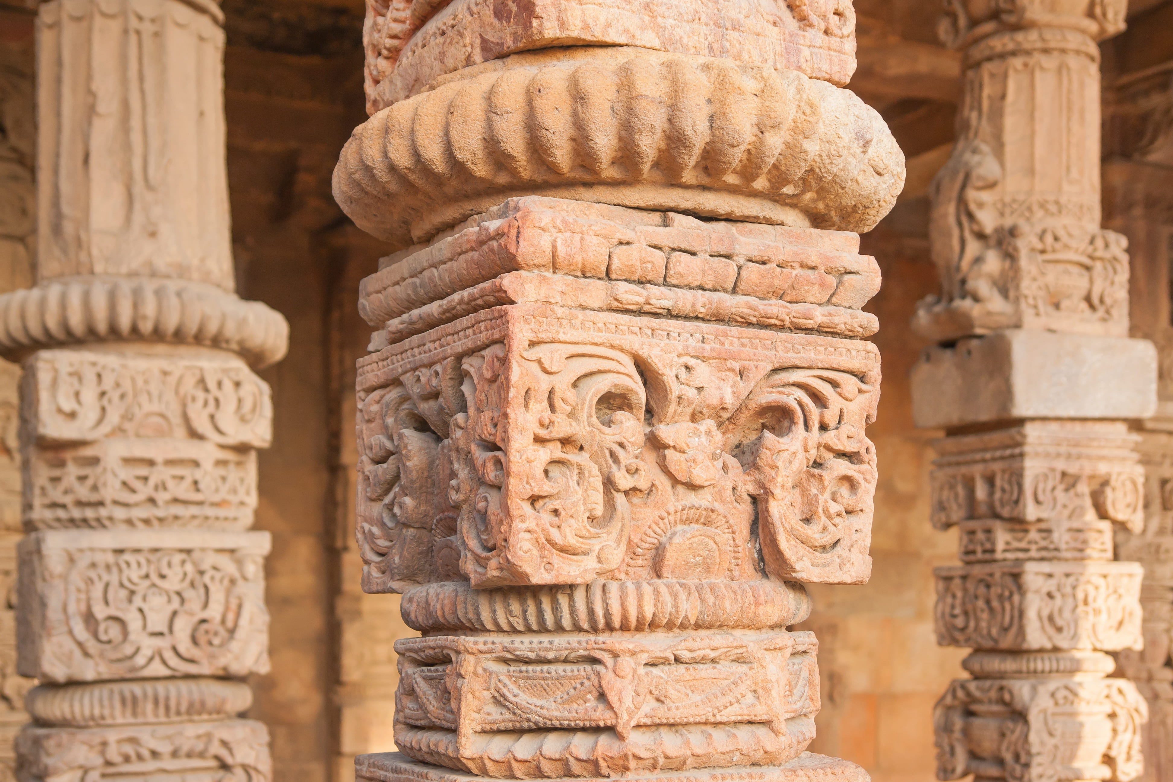 old ruin, no people, carving, building, qutab minar, belief, column, 4K, architecture, travel destinations, india, carved, delhi, day, architectural column, HD Wallpaper