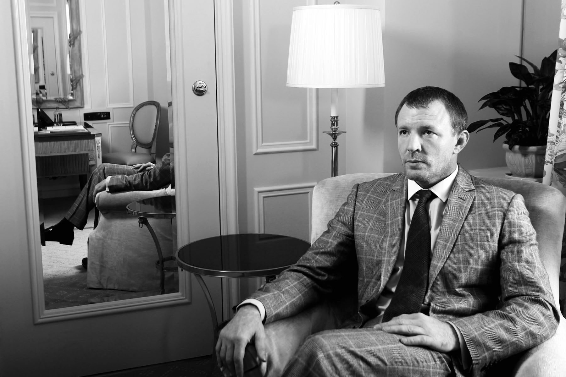 males, young men, portrait, sofa, guy ritchie, tuxedo, indoors, well-dressed, domestic room, photoshoot, metal, front view, suit, round, man, business, HD Wallpaper