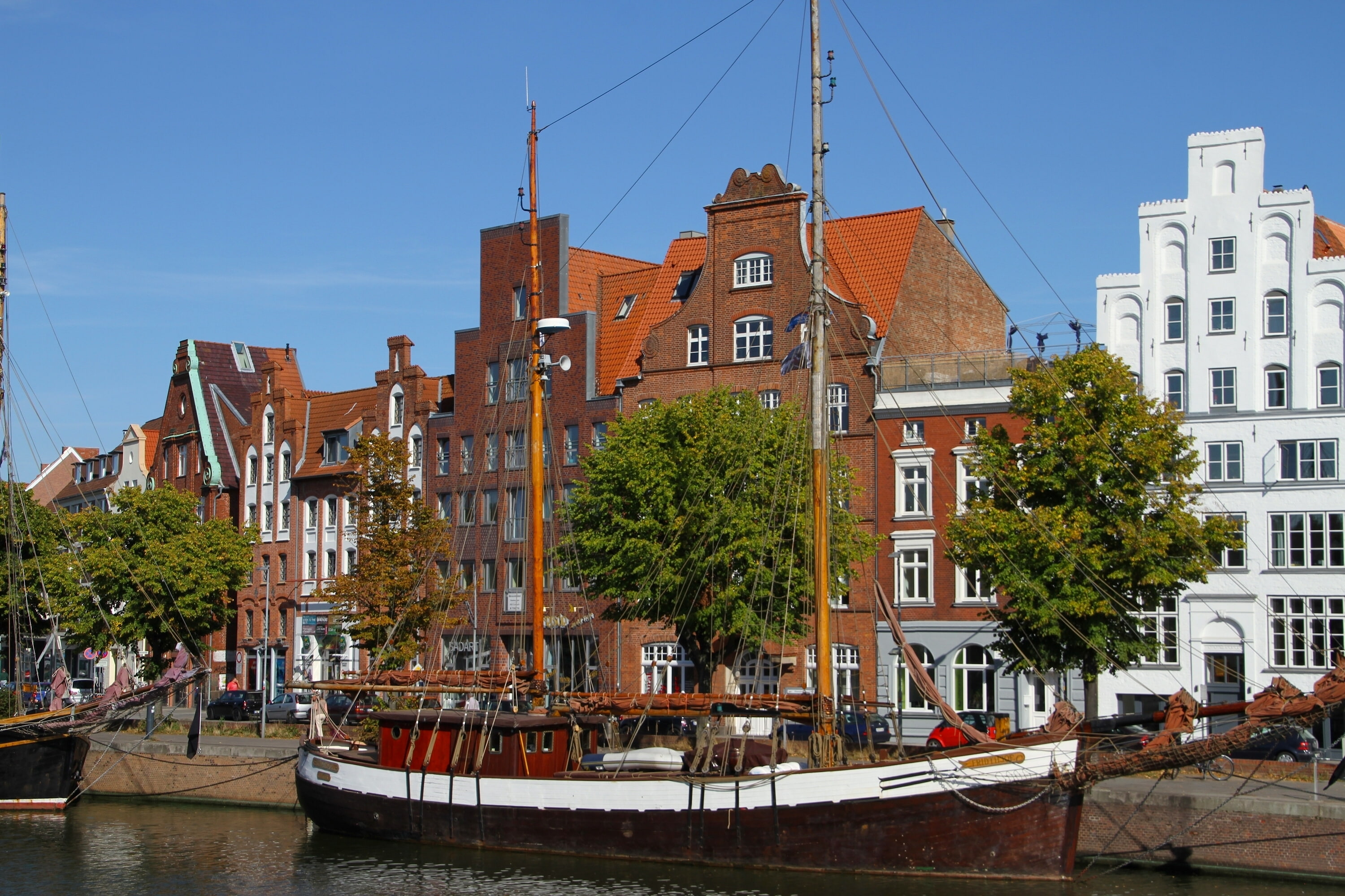 building, promenade, sailboat, Lübeck, Germany, 2K, galeas, Lubeck, HD Wallpaper