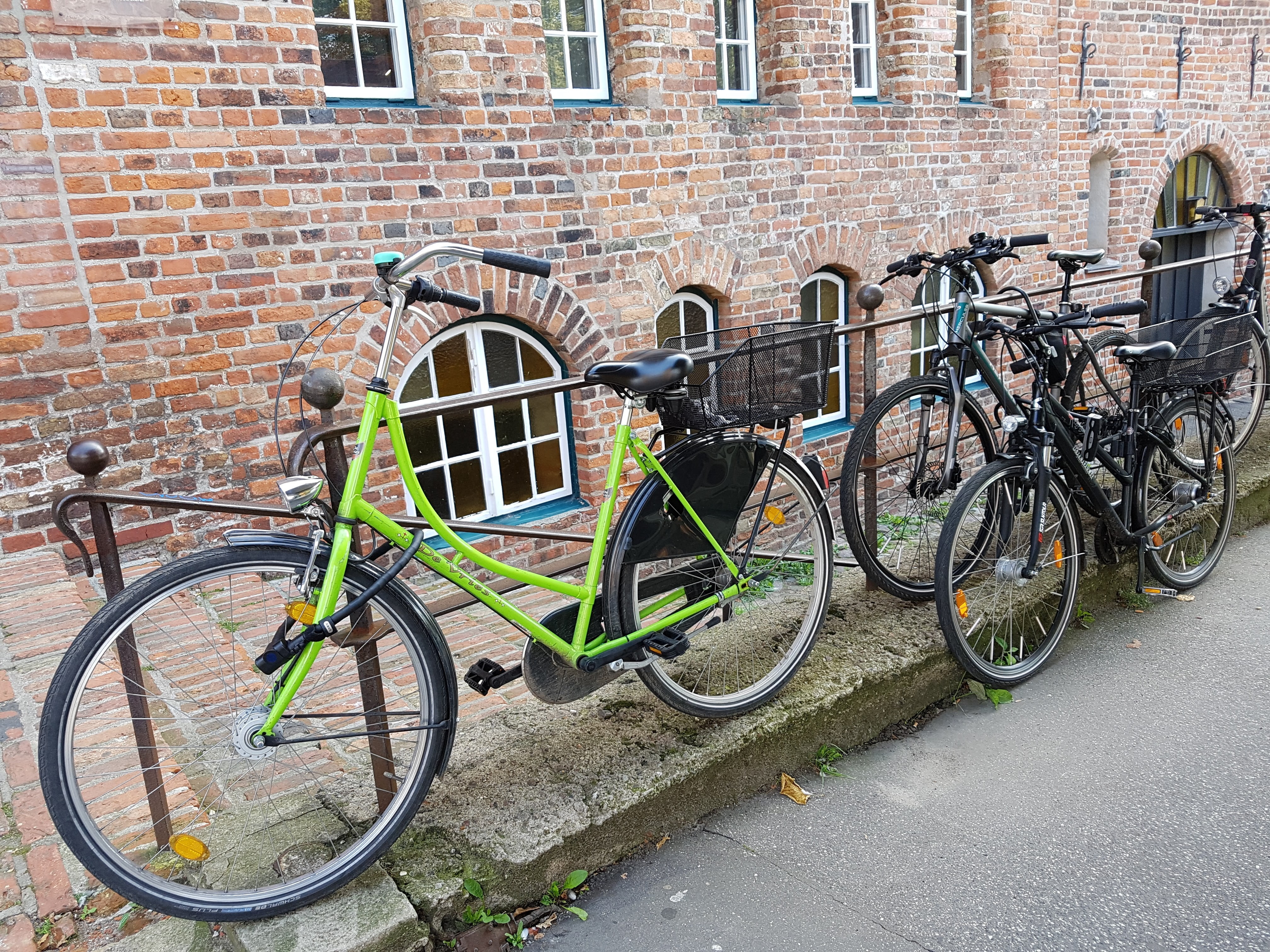 wheel, parking, stationary, footpath, basket, transportation, bicycle, architecture, outdoors, alternate space, city, built structure, land vehicle, brick wall, HD Wallpaper