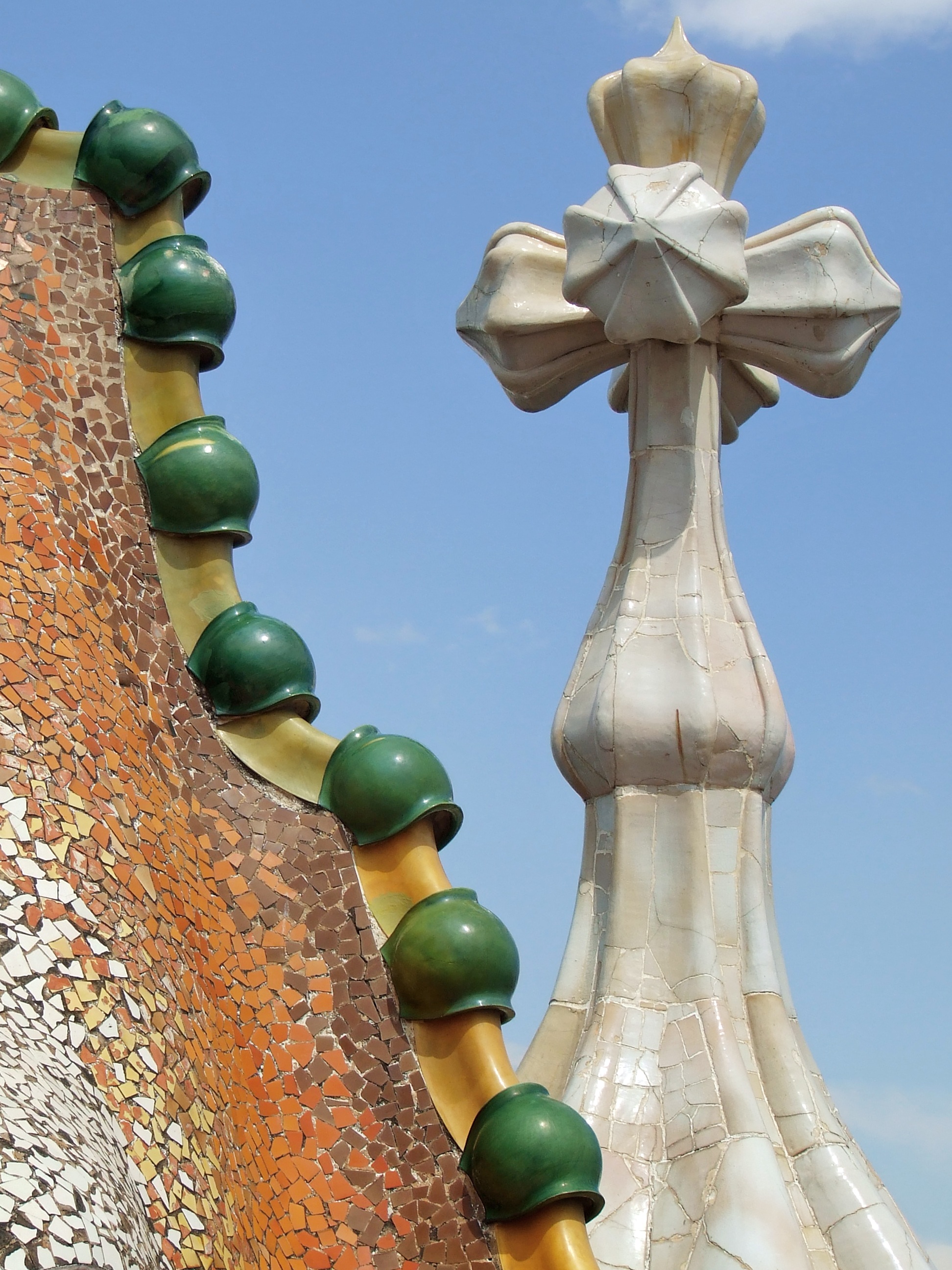 antoni, architecture, spain, decoration, catalan, white, low angle view, close-up, religion, multi colored, representation, barcelona, gaudi, sunlight, Phone HD Wallpaper