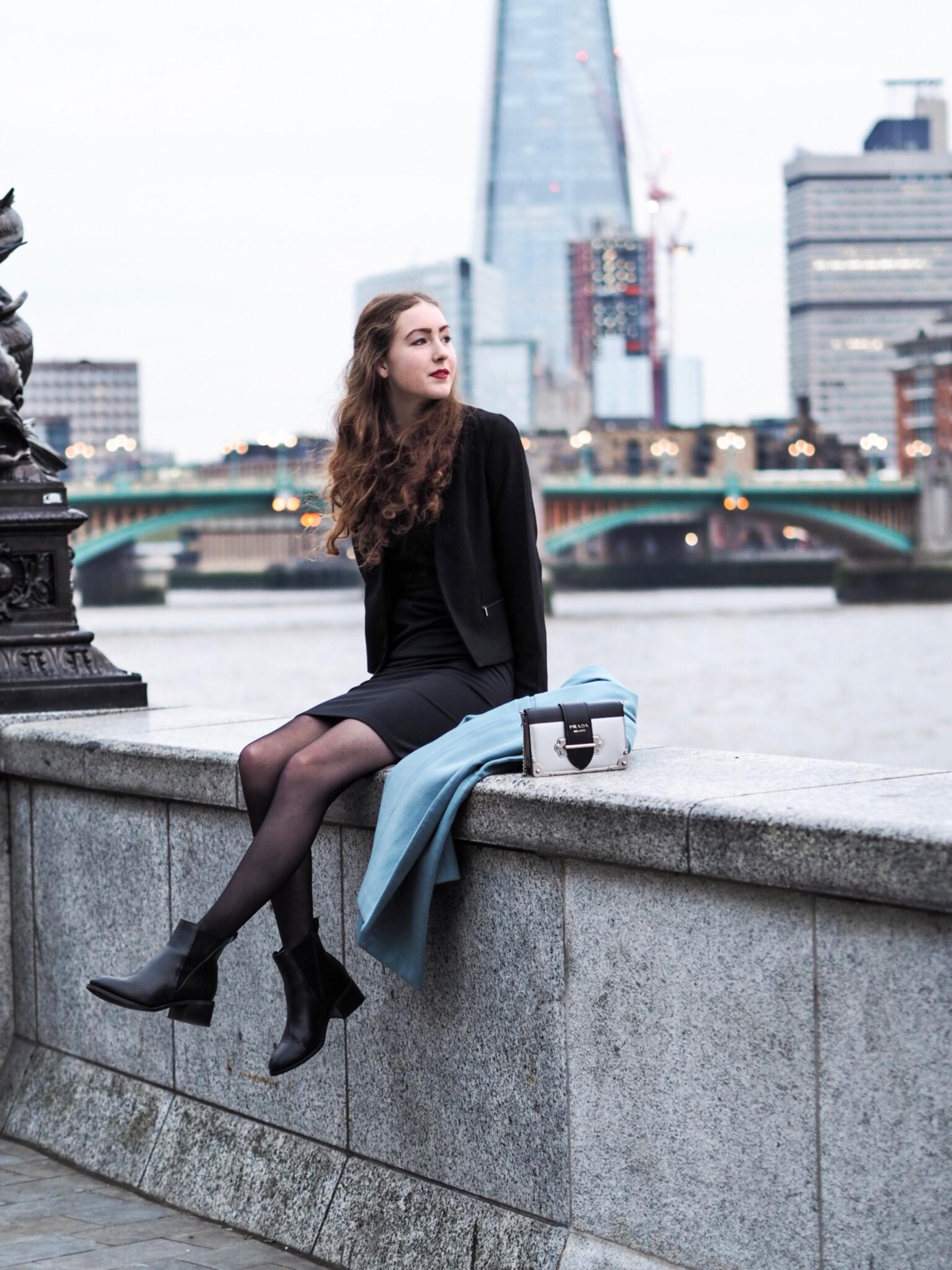 black outfit, mist, real people, architecture, brexit, 2019, beautiful woman, full length, city, rainy, built structure, leisure activity, looking at camera, Phone HD Wallpaper