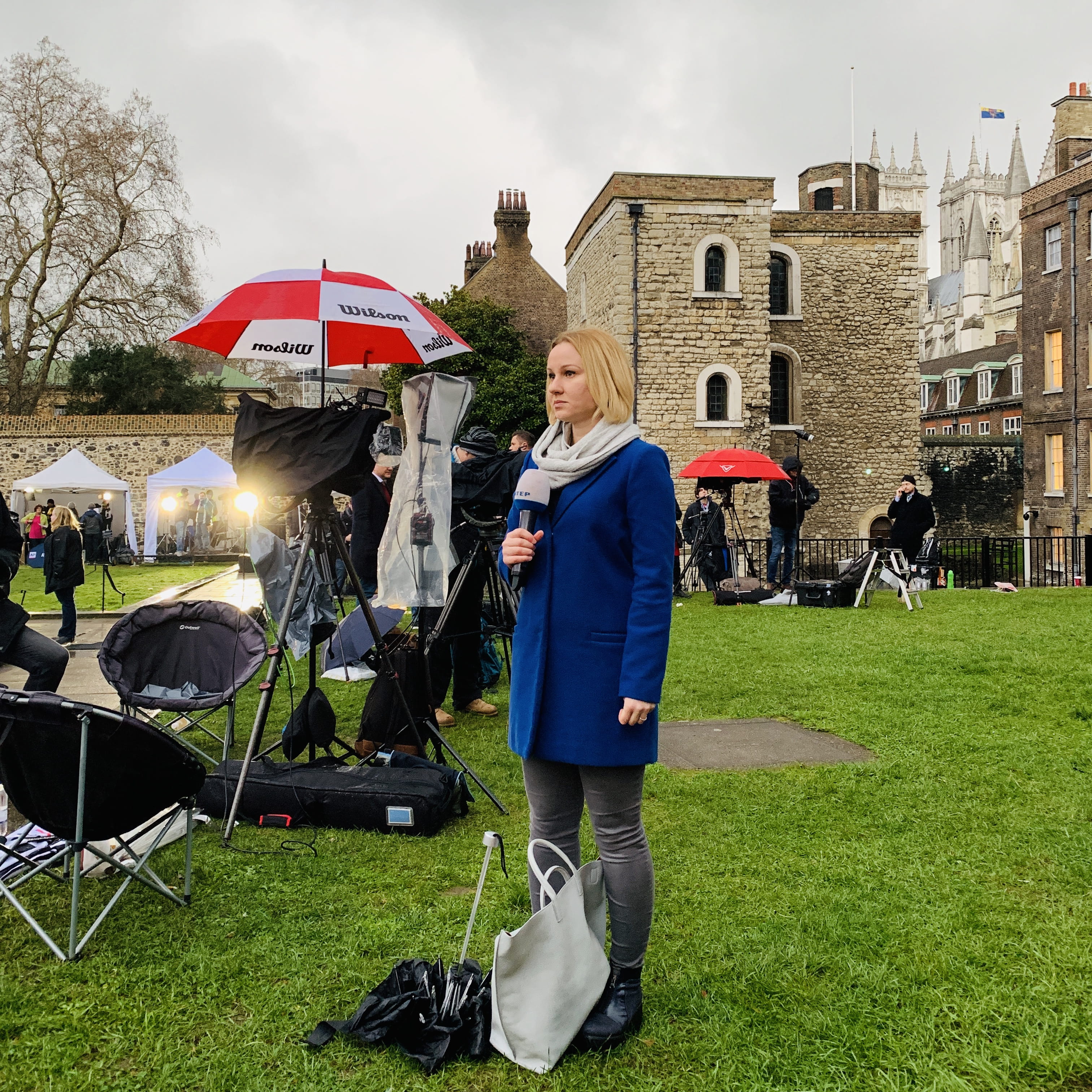 remain, people, furniture, leisure activities, food, grass, plant, day, men, rain, in, nature, adult, out, women, umbrella, architecture, crowd, greater london, Phone HD Wallpaper