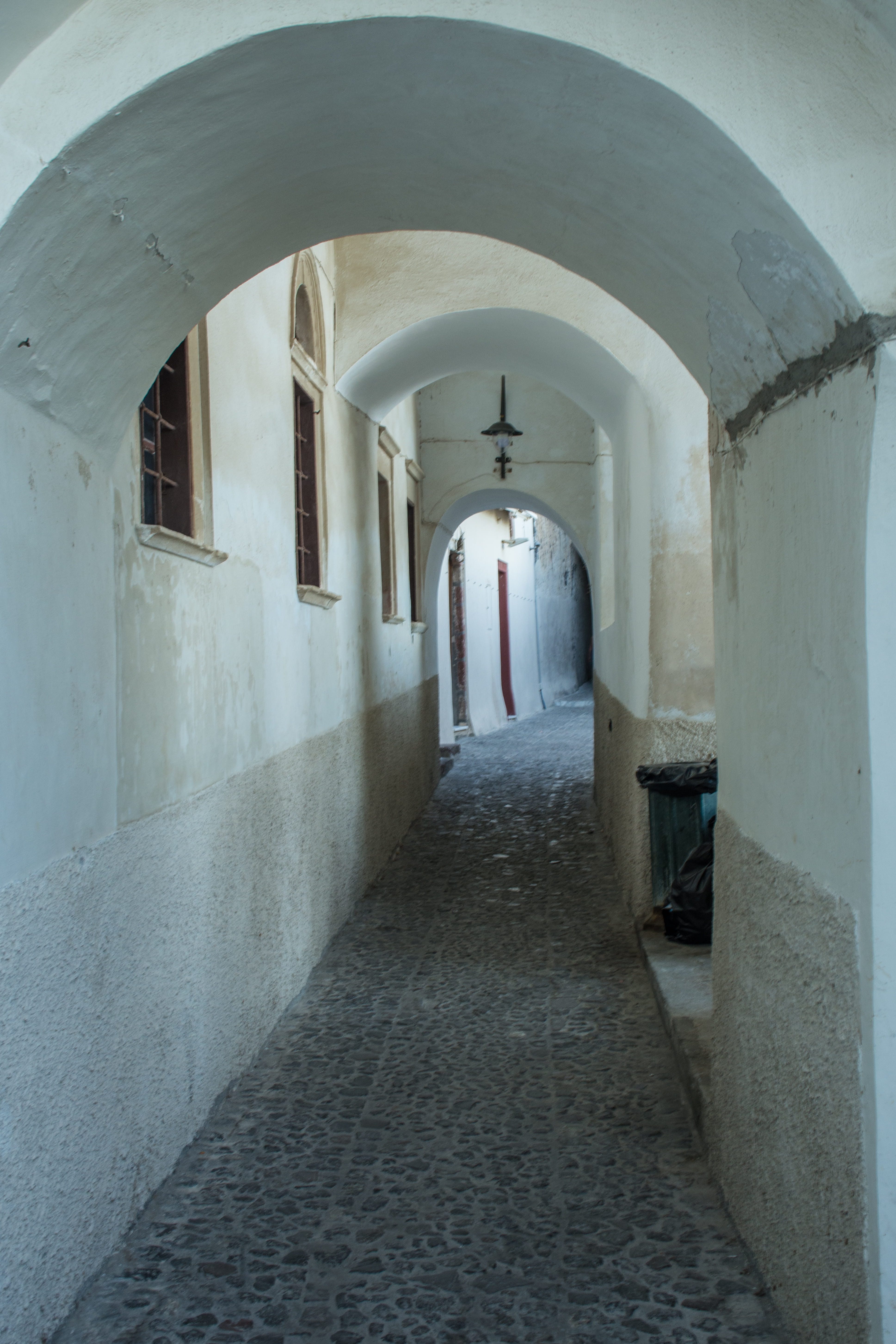 thira, passage, arcade, day, building exterior, white, outdoors, the way forward, narrow, arched, empty, history, direction, strait, architectural column, Phone HD Wallpaper