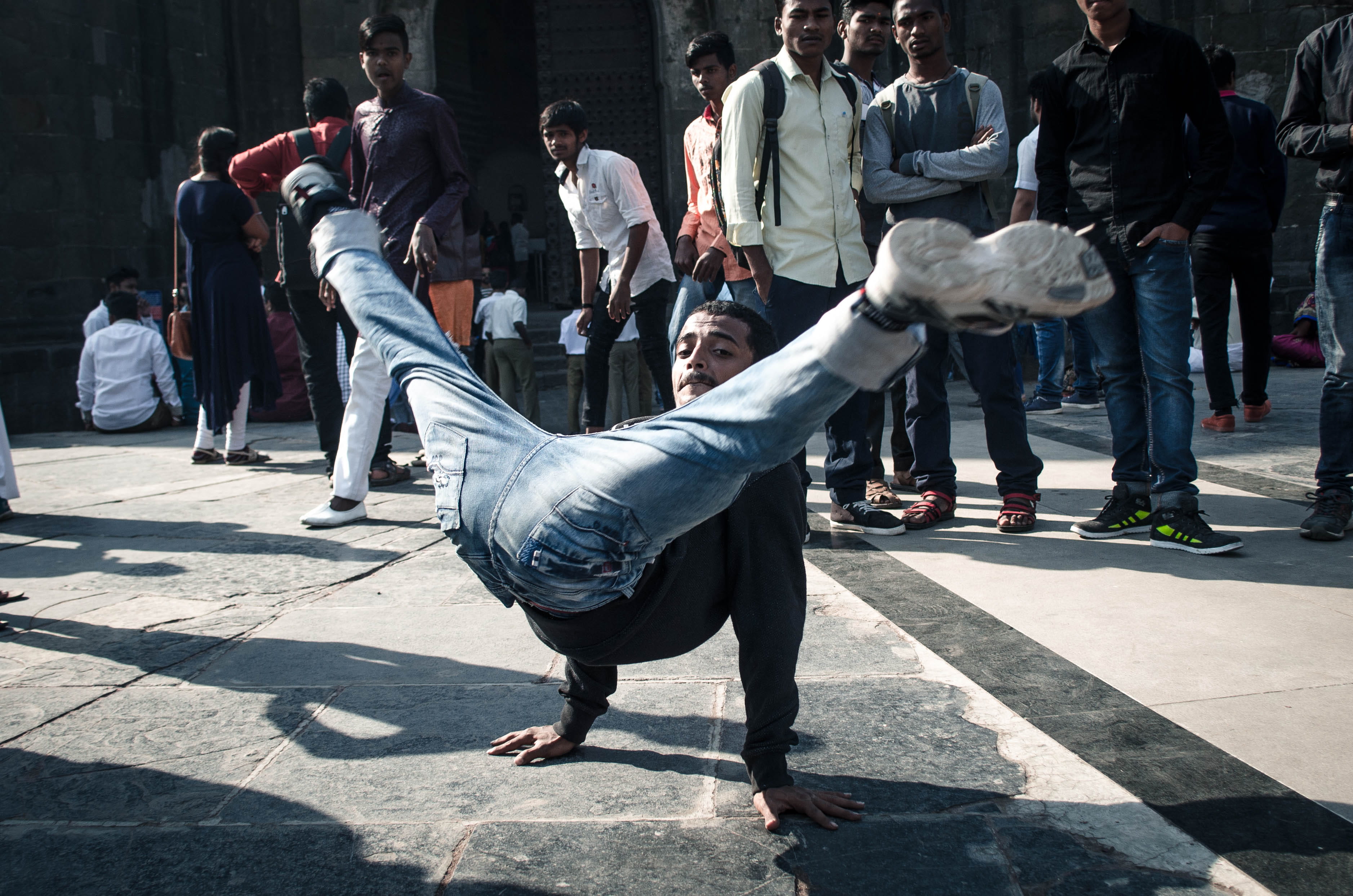 crowd, street, man, urban, leisure activities, men, tango, people, architecture, shaniwar wada, group of people, break, city, shadow, walking, handstand, HD Wallpaper