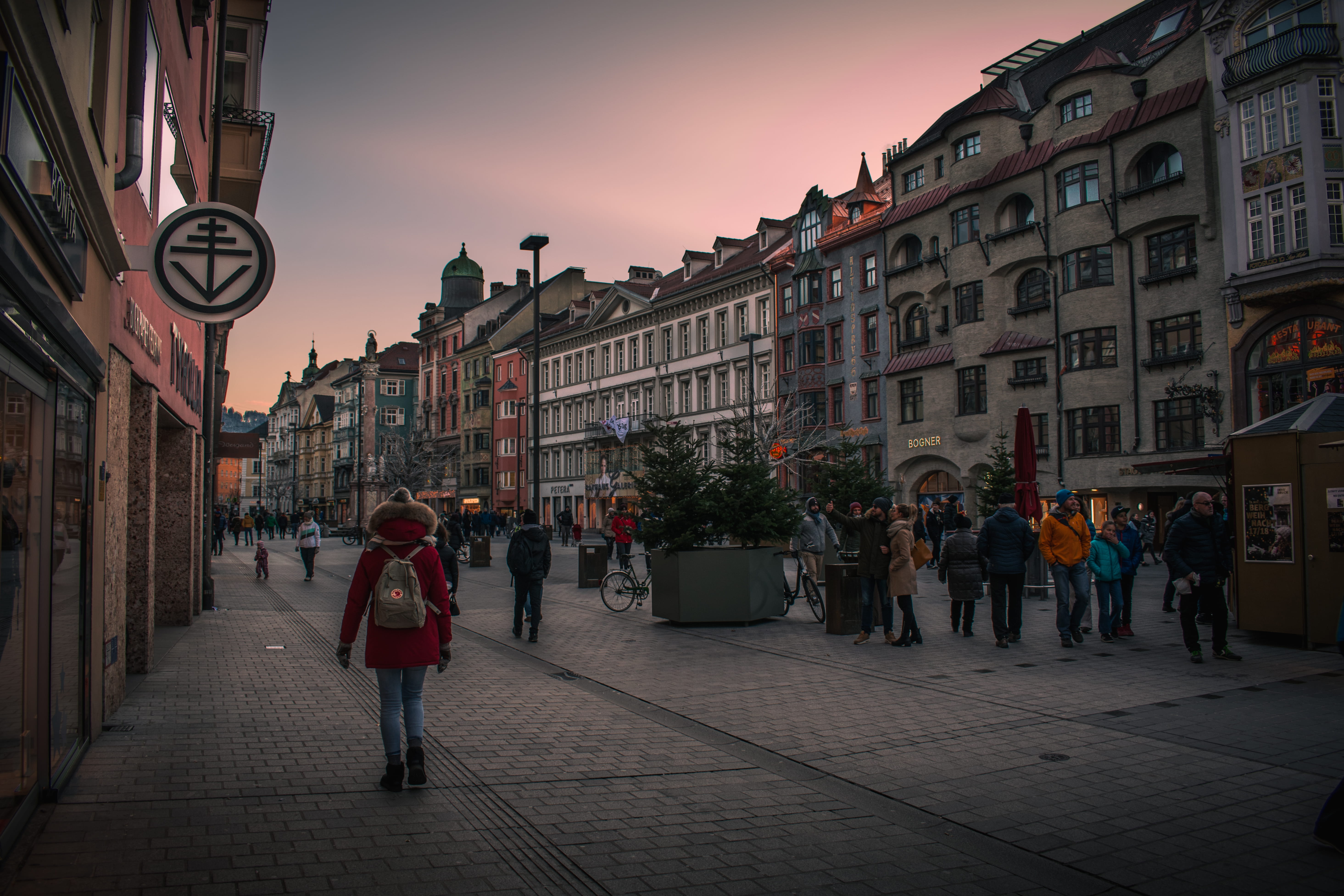 lifestyles, street, footpath, men, pink, people, real people, innsbruck, architecture, city life, walking, building exterior, city, austria, winter, building, HD Wallpaper