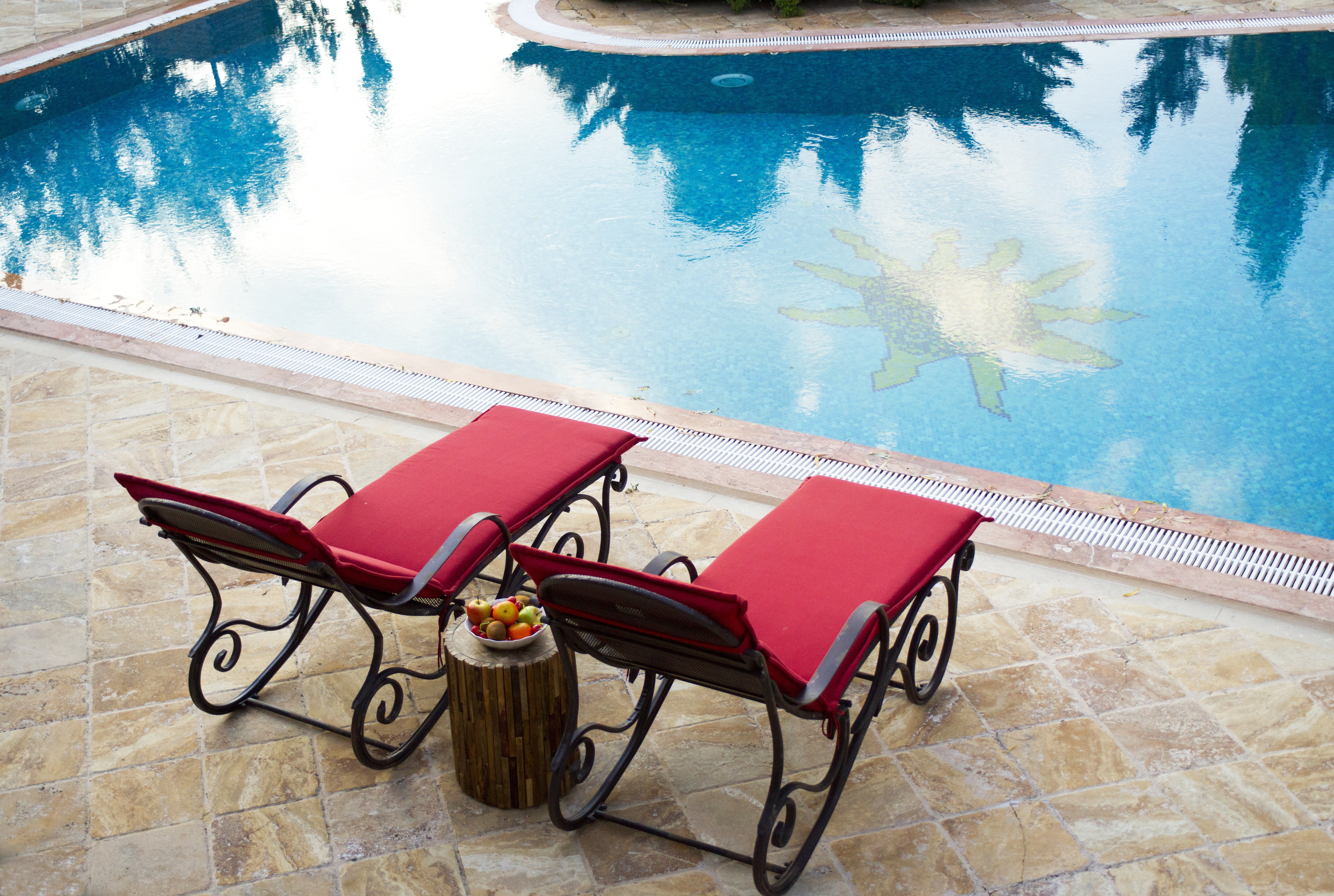 hotel, 5K, wall, plant, relax, no people, outdoors, reflection, swim, summer, holiday, flooring, health, peace, sunbeds, empty, chair, pool, absence, sunbathing, HD Wallpaper