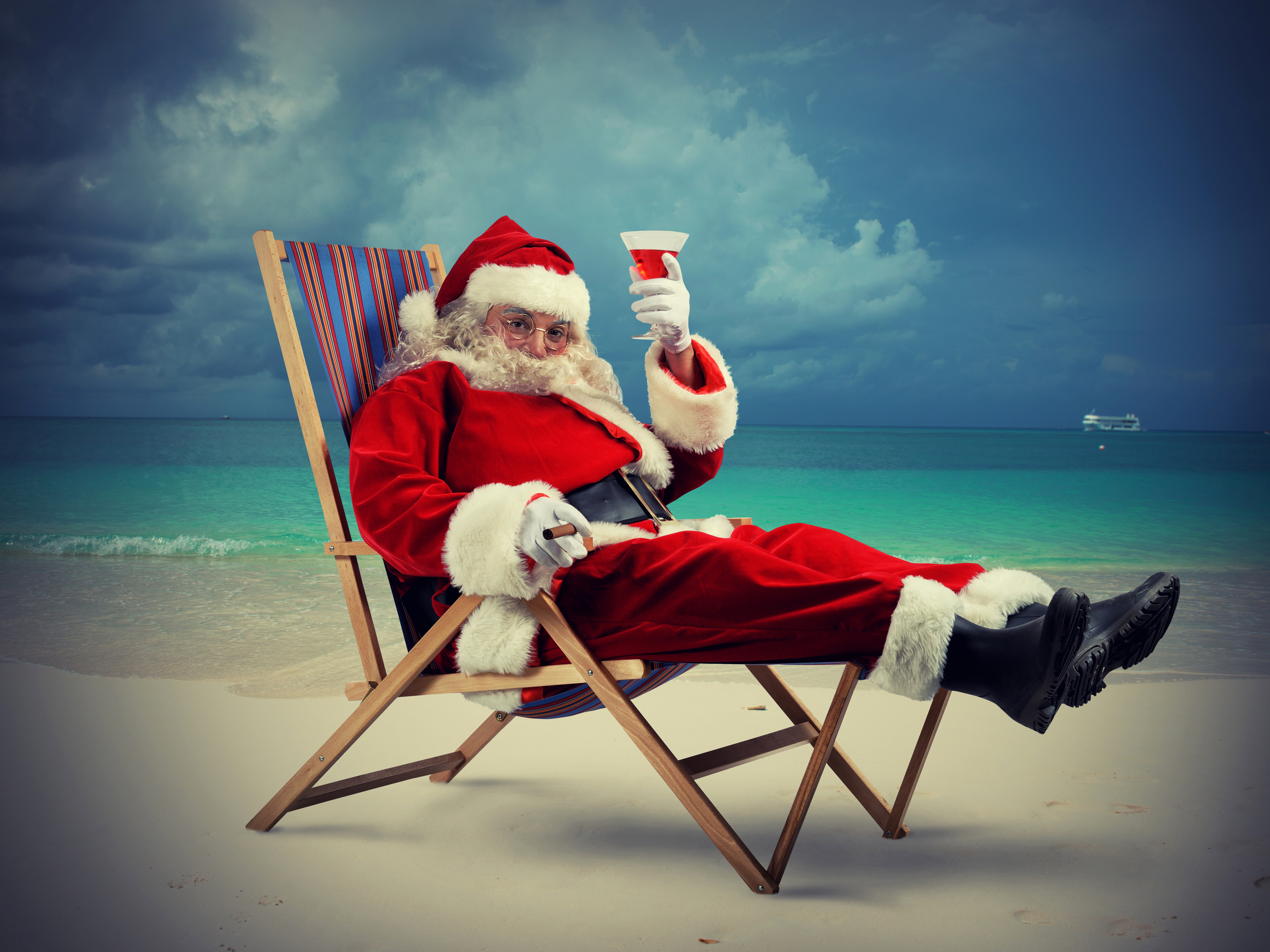glasses, beach, 5K, clouds, cigar, sunbed, New year, boots, ship, hat, glass, Santa Claus, sand, holiday, horizon, beard, sea, coat, HD Wallpaper