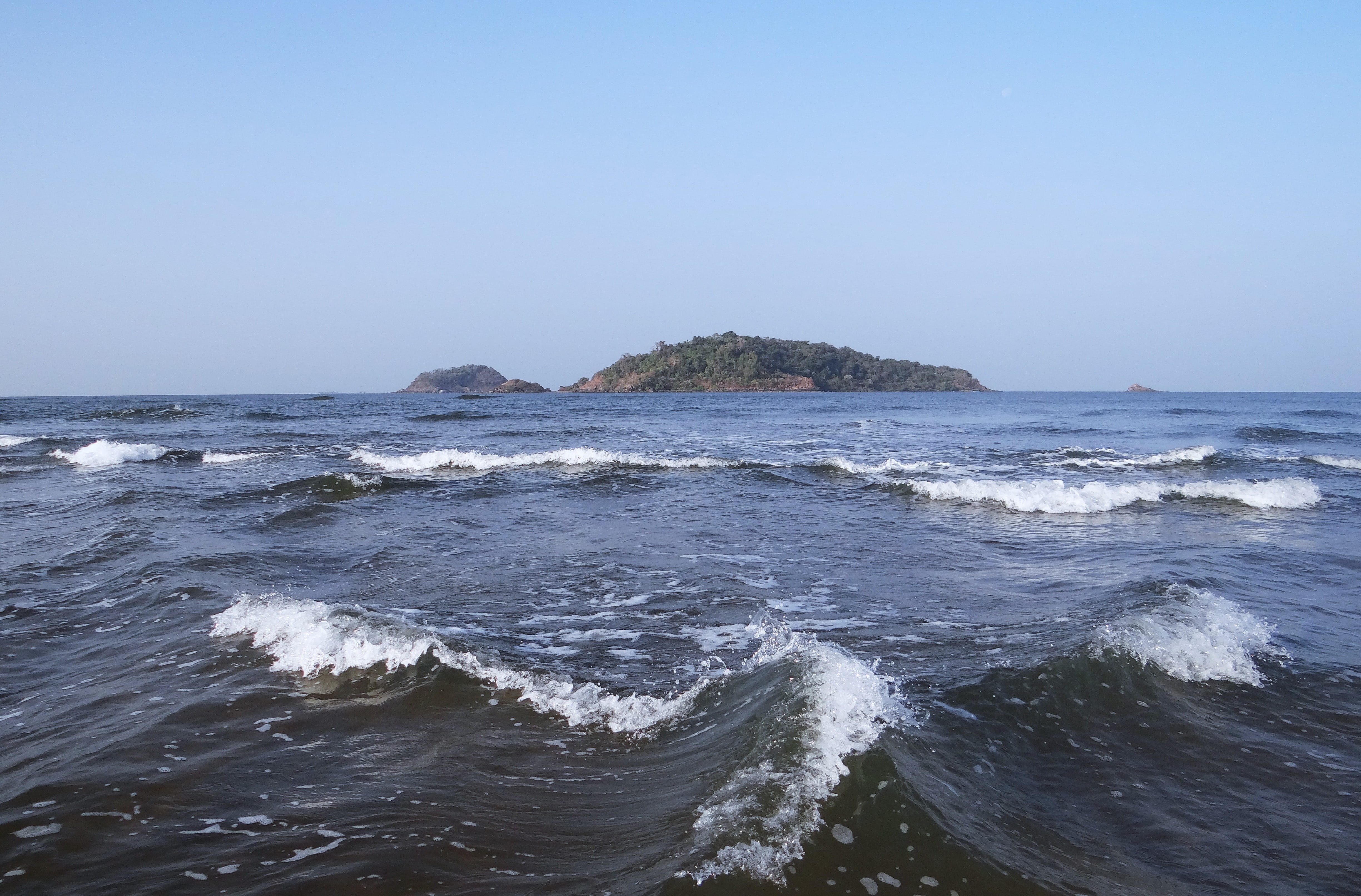 nature, motion, sport, environment, scenics - nature, ocean, islands, tranquil scene, surf, breaking, beauty in nature, rock, india, water, day, wave, scenic, HD Wallpaper