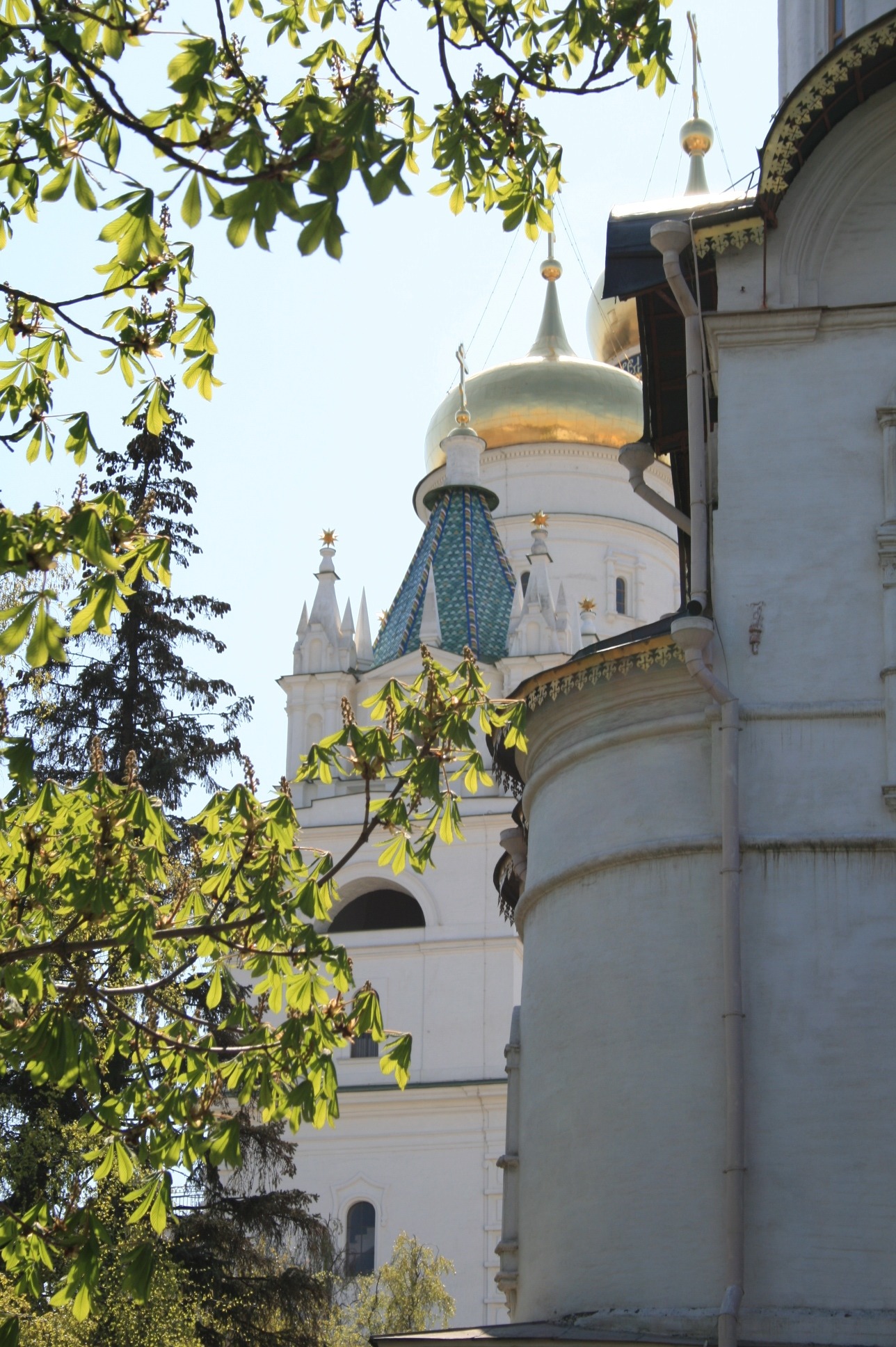 spires, spirituality, outdoors, golden dome, domes, building, kremlin, day, spring, 1080P, white walls, clear sky, belief, bell tower, sky, church square, Phone HD Wallpaper